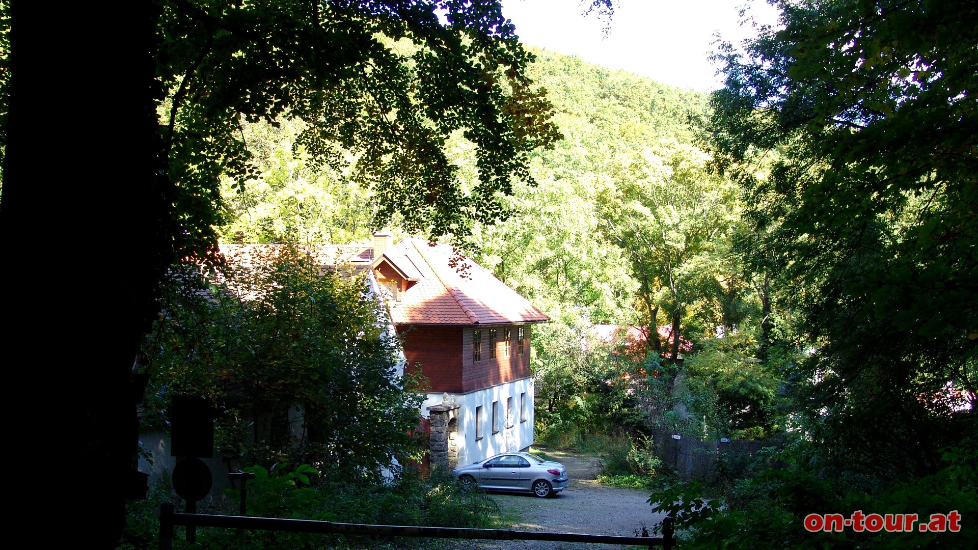 Beim Jgerhaus dem gut markierten Weg Richtung Hoher Lindkogel Schutzhaus folgen.