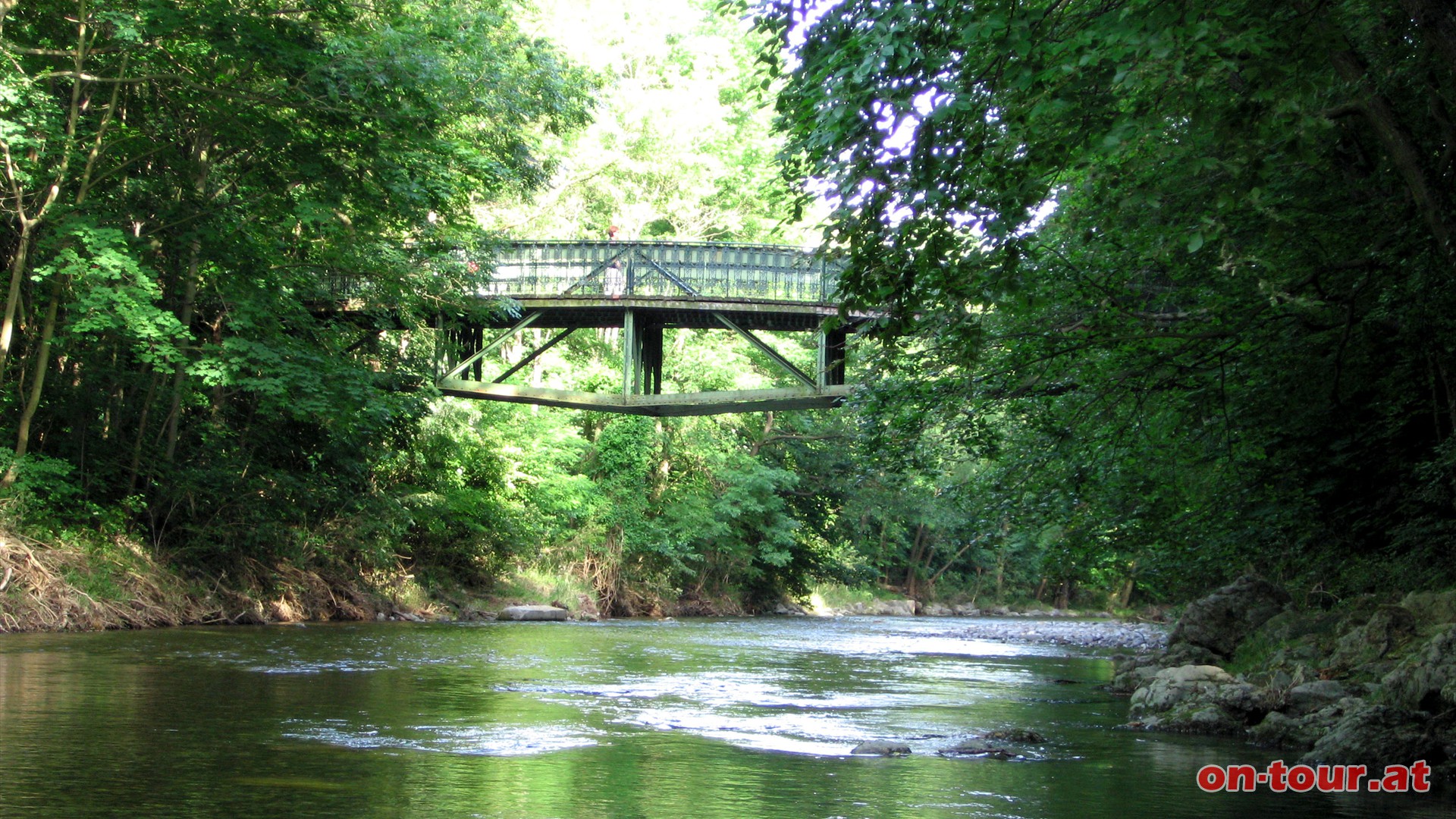 ber die alte Brcke des Eisenwerk Teschen aus dem Jahr 1879 queren wir die Schwechat.