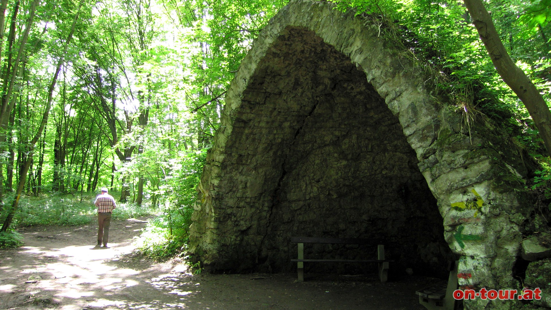 Die romantische Antonsgrotte befindet sich bereits beim Schwechat-Promenadenweg.