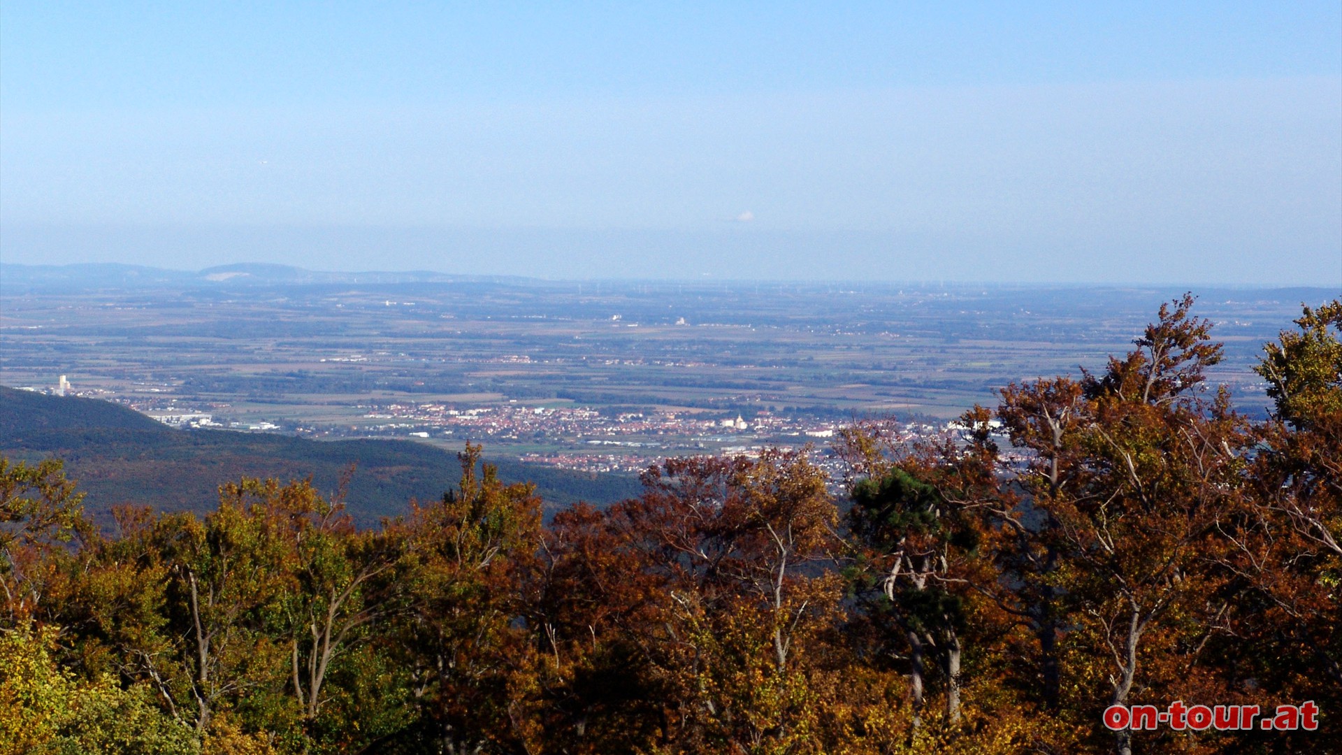 Im Osten der weite Blick hinunter nach Baden und in die Thermenregion.