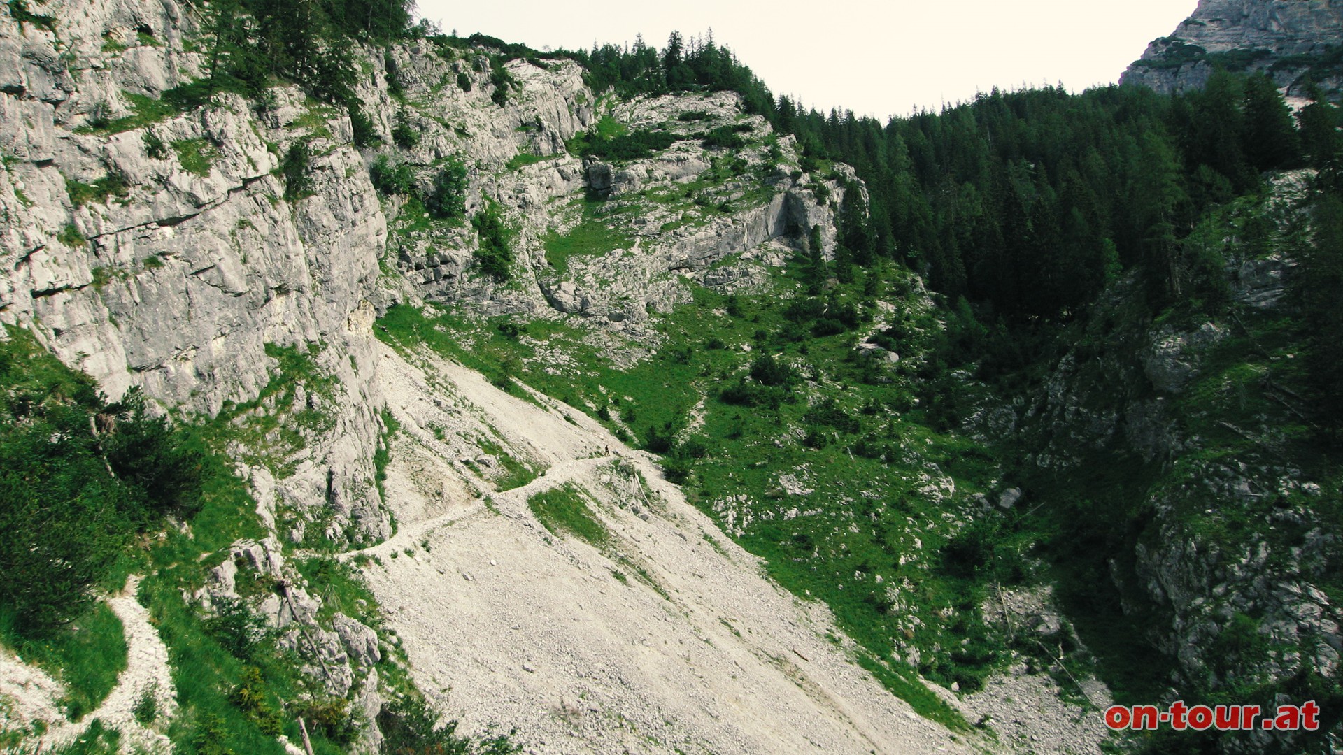 ber den teilweise schmalen Budergrabensteig bergauf.