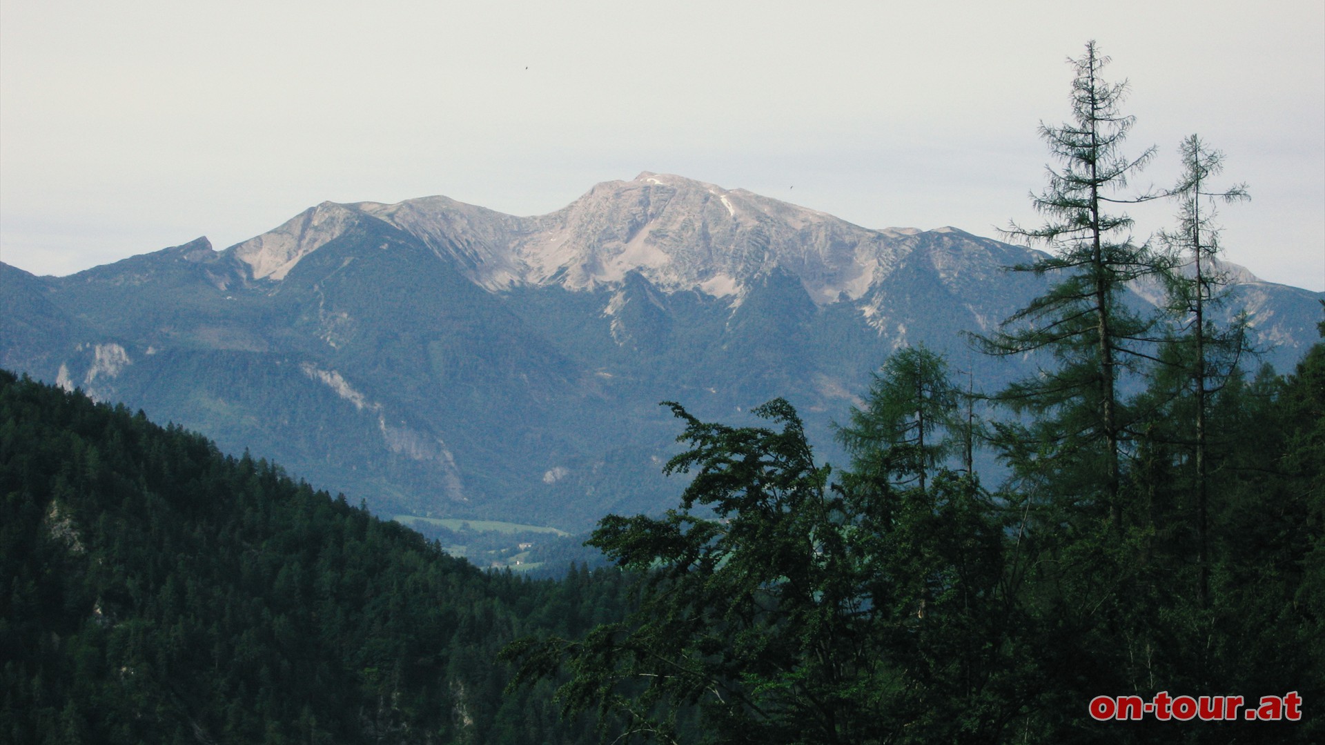 Im Süden zeigt sich das mächtige Warscheneck im Toten Gebirge.