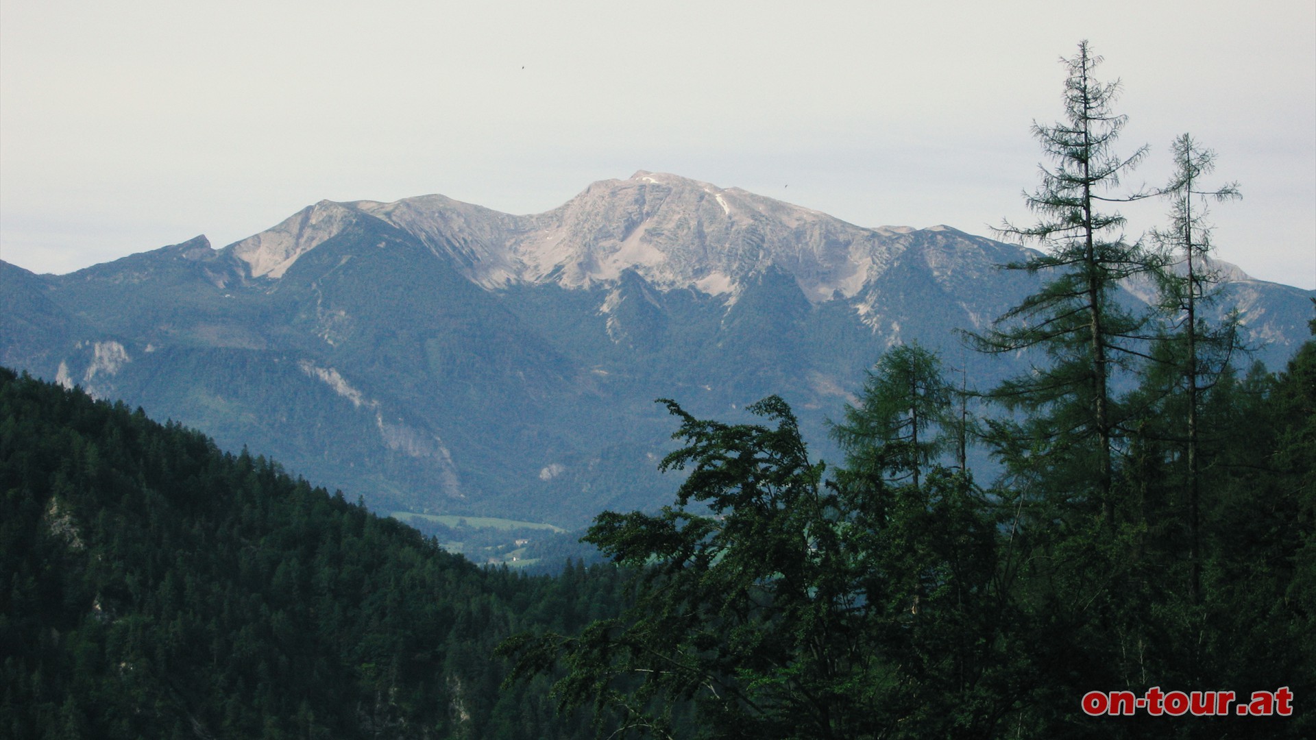 Im Sden zeigt sich das mchtige Warscheneck im Toten Gebirge.