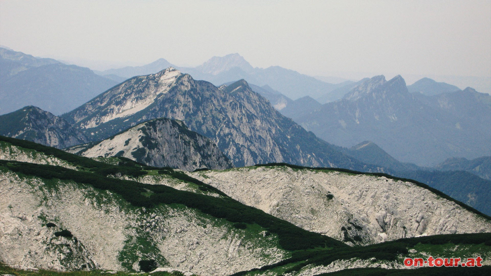 Im Westen reicht der Blick bis zum Traunstein. Davor der Hochsengs und rechts die Pyramide.