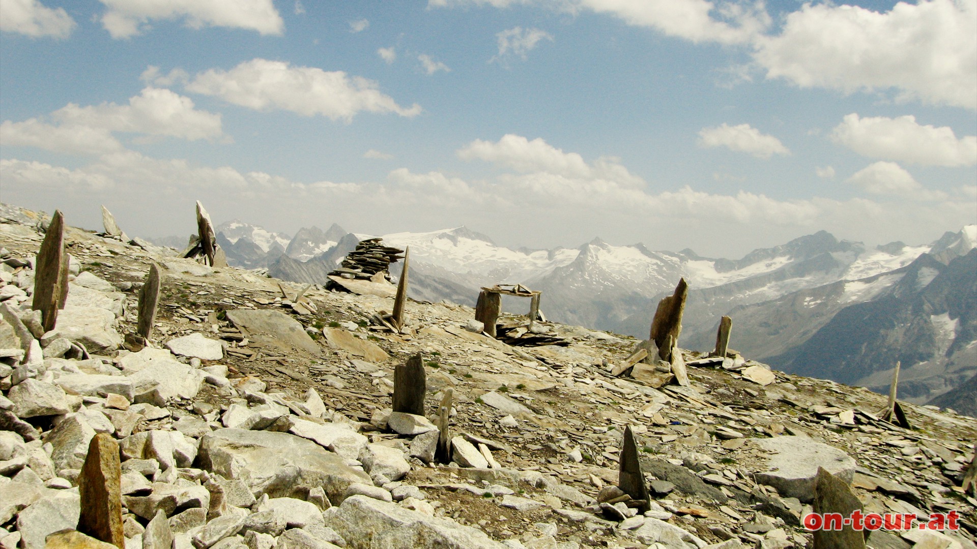 Auf knapp unter 3.000 m berrascht eine interessante Steinskulpturausstellung - Eintritt frei!