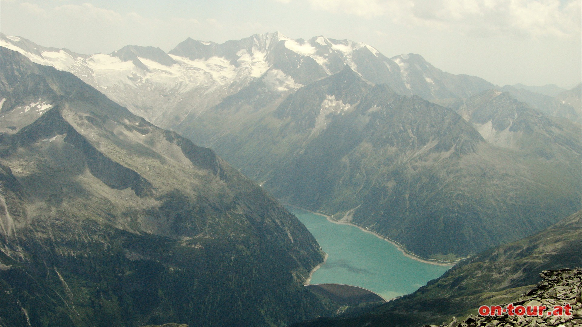 Der Schlegeisspeicher im Sden und dahinter der 3.509 m hohe Hochfeiler.