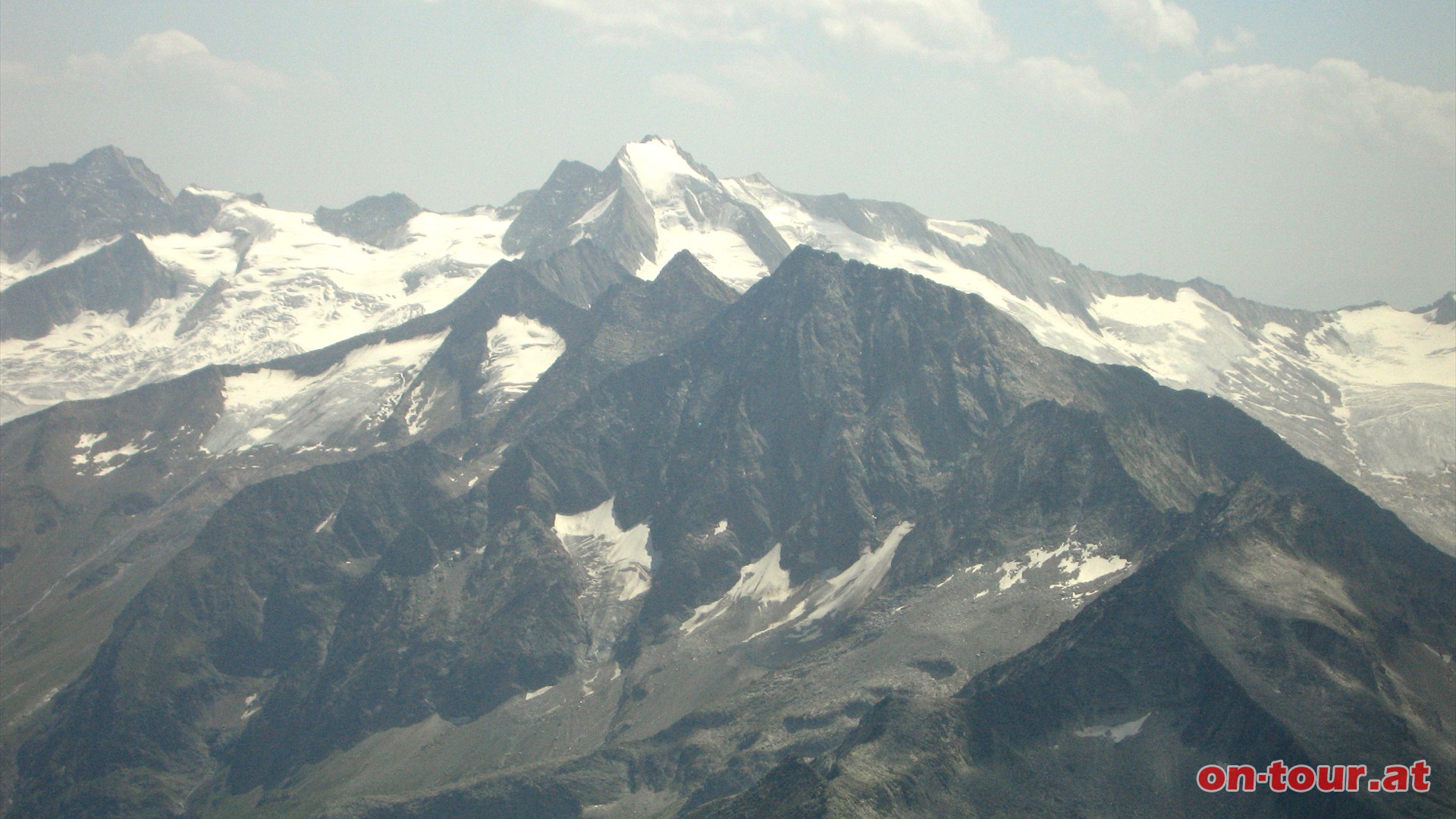 Im Sden ragt der Groe Mseler mit 3.480 m ber dem Gipfelmeer.