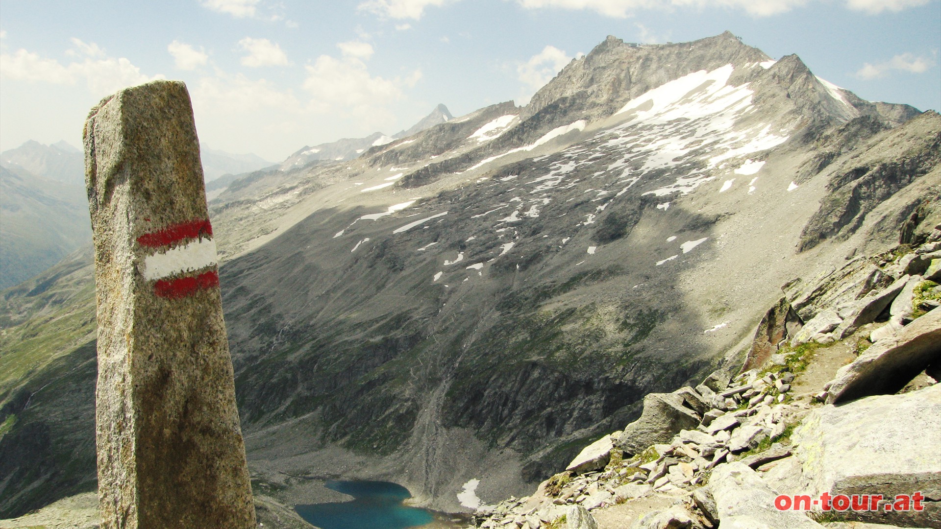 Unterhalb der Gefrorene-Wand-Spitzen im Westen liegt der Friesenbergsee und das Haus.