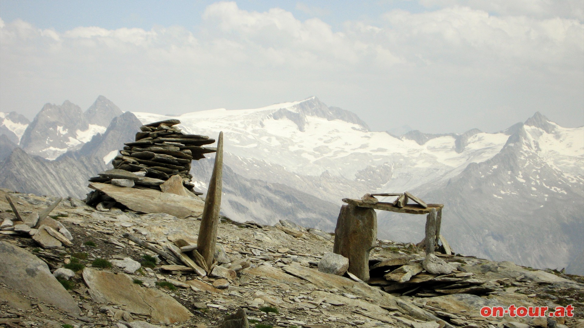 Zurck bei der Gesteinsgalerie. Imposant mit dem Schwarzenstein im Hintergrund.