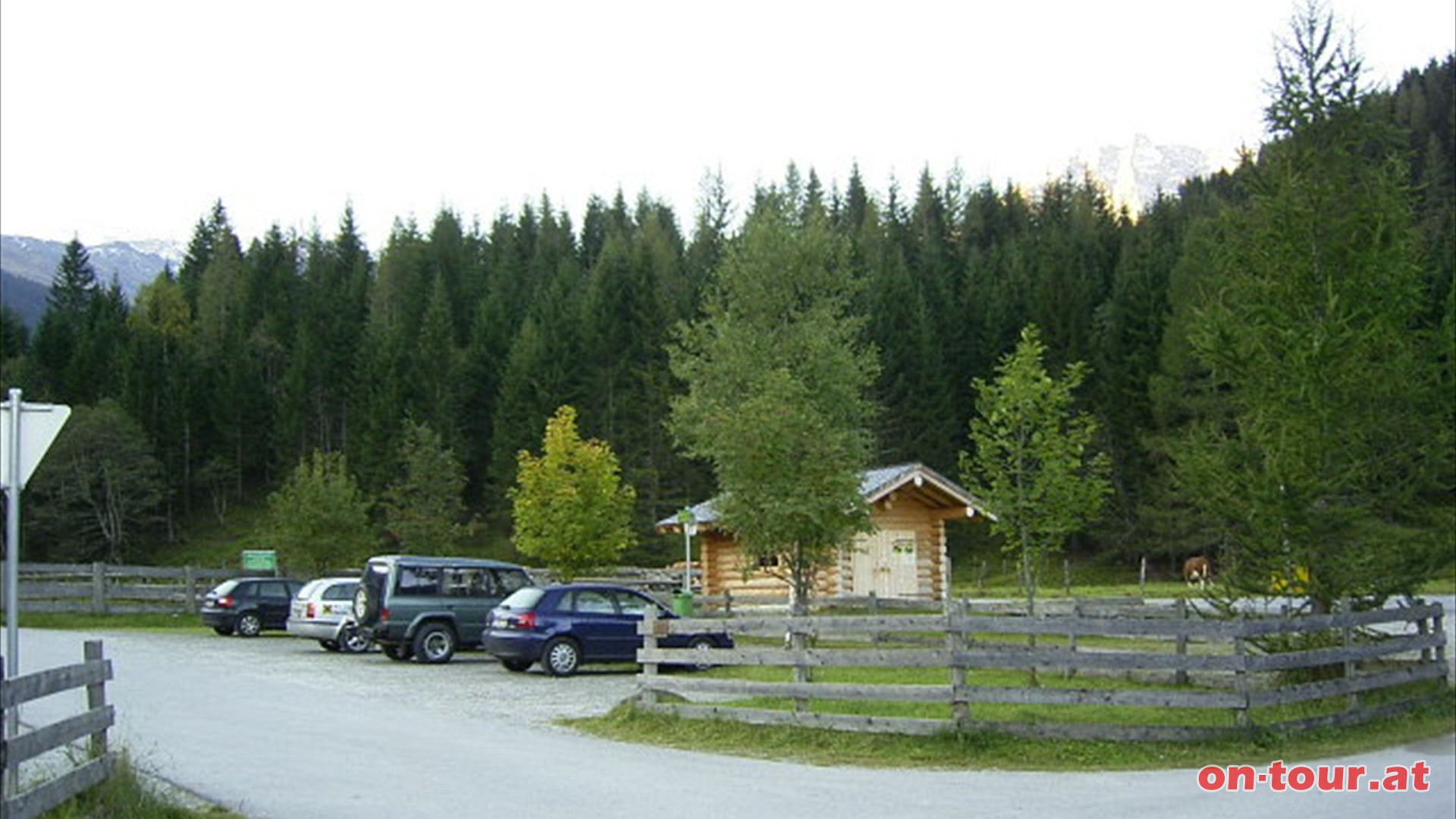 Beim Parkplatz Bodenhaus, im Rauriser Tal, auf 1.230 m Seehhe beginnt die gebhrenpflichtige Mautstrae bis zum Lenzanger (letzte Parkmglichkeit). Gehzeit von Lenzanger nach Kolm Saigurn ca. 30 min.