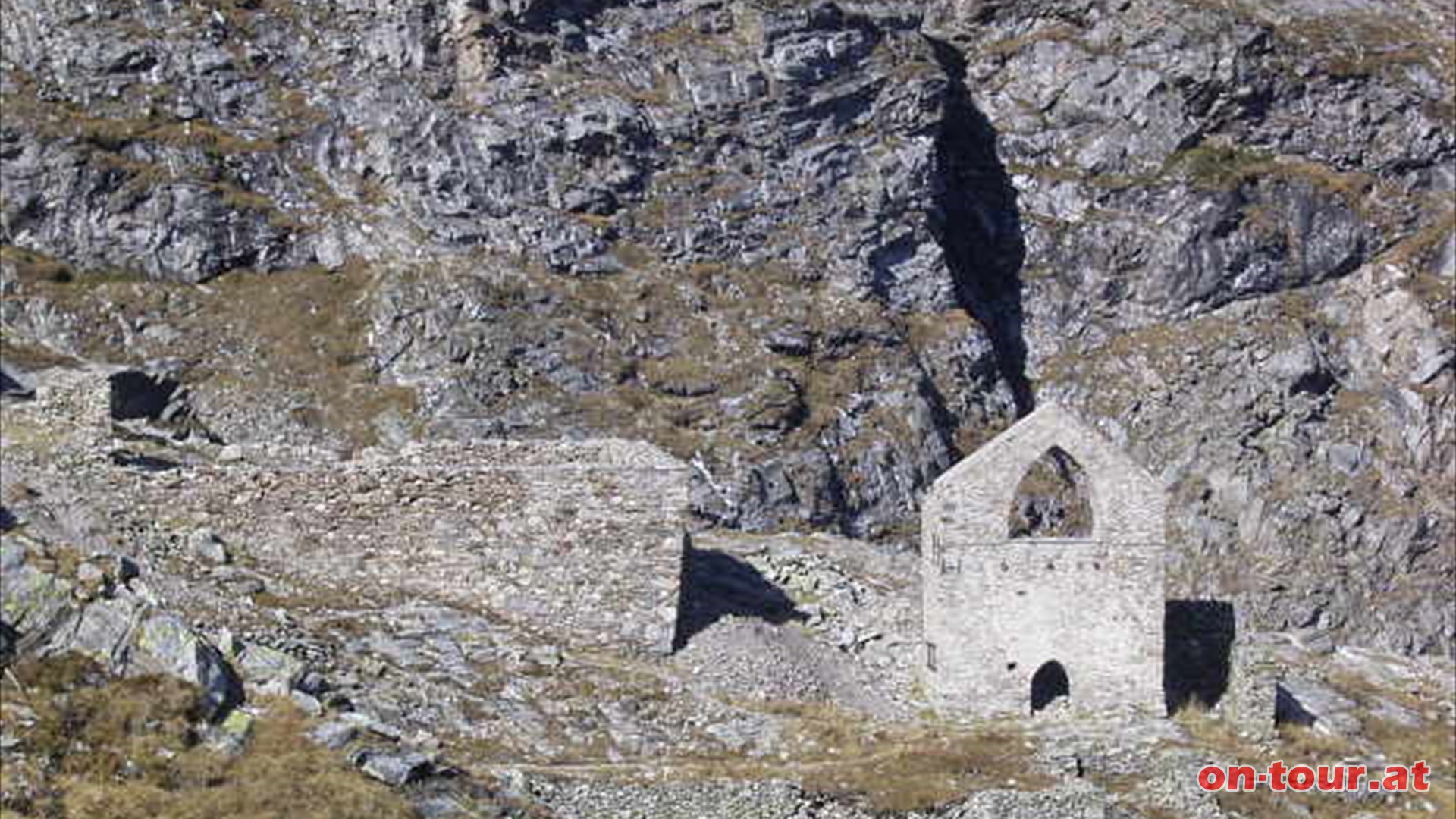 Das Radhaus im Maschinengraben diente als ehemaliges Wasserantriebs-Maschinenhaus fr den Aufzug des Goldbergwerkes.