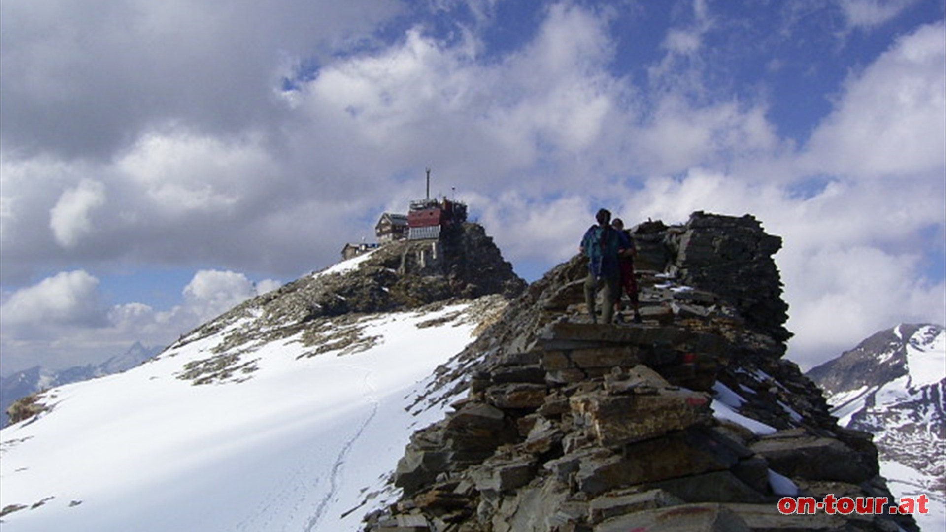 Die Geschichte dieses hchsten ganzjhrig besetzten meteorologischen Observatoriums ist eng mit Ignaz Rojacher verknpft. Mit unglaublichem Willen und Ausdauer und einfachsten Bau- und Transportmitteln wurde Ende des 19. Jahrhunderts ein Gipfelobservatorium errichtet, um Vorgnge in hheren Schichten der Atmosphre studieren zu knnen.