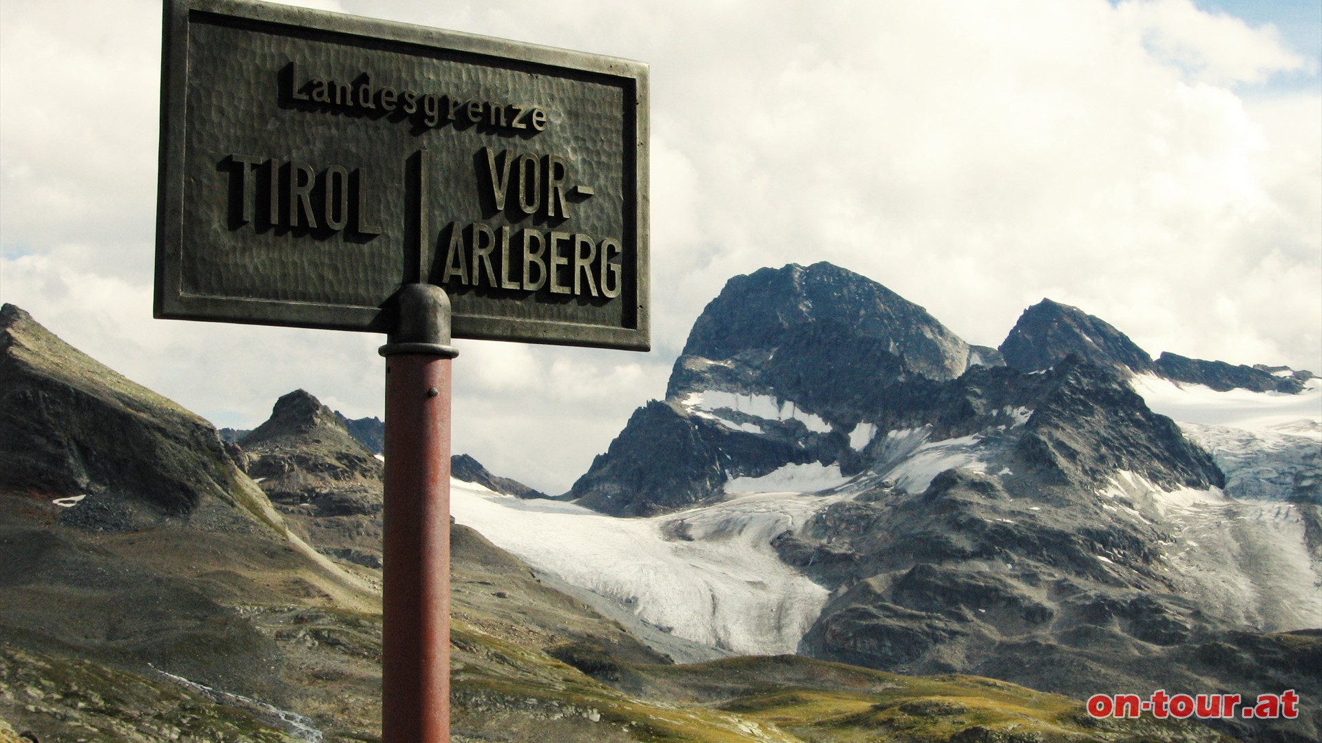 Am Radsattel geht es wieder nach Vorarlberg zurck. Bergab Richtung Wiesbadner Htte.