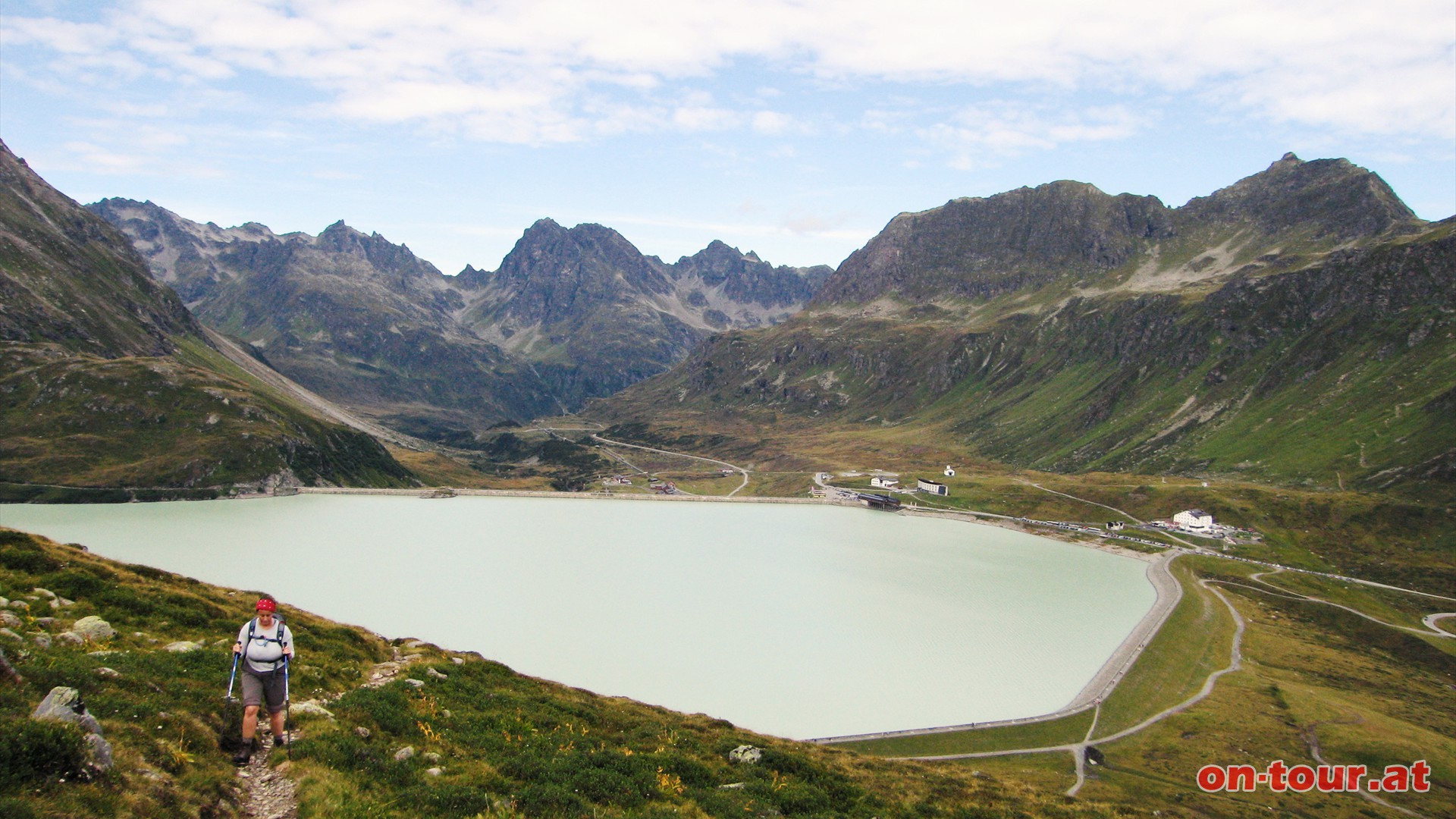 Beim Abzweig (Staumauer) Richtung Radsattel-Bieltal. Bei der zweiten Kehre rechts bergauf.