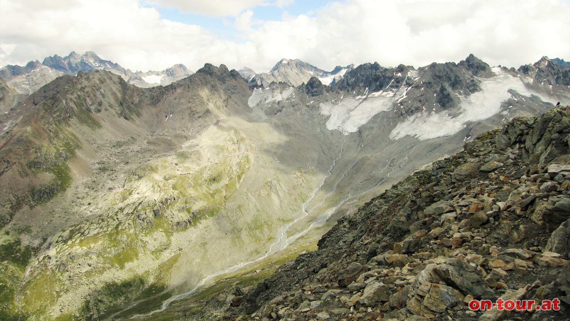 Im Osten strecken sich die Fluchthrner (links) und die Chalausspitzen (Mitte) empor. Im Vordergrund die Madlenerspitze (links) und der Rauhe Kopf (rechts).