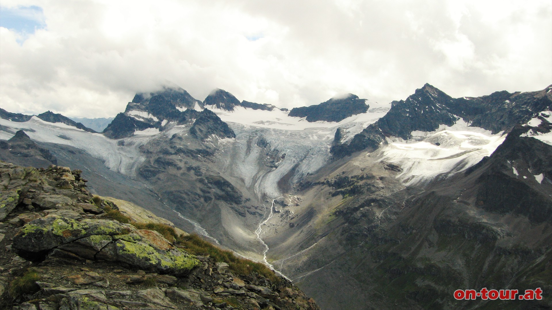 Im Sden der mchtige, wolkenverhangene 3.312 m hohe Piz Buin (links).