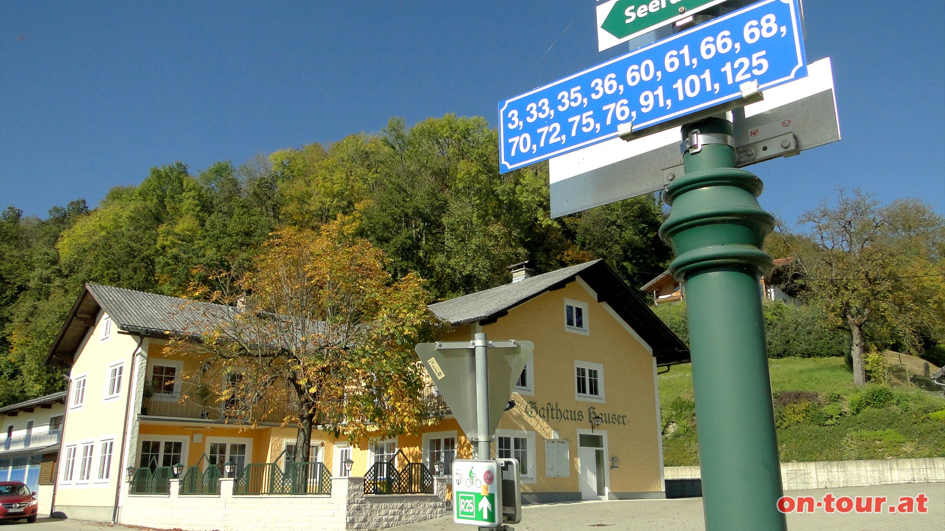 Geradeaus geht es zum Ibmer-Parkplatz zurck. Wir hngen noch den Seerundweg (links) an (ca. 1 Std.).