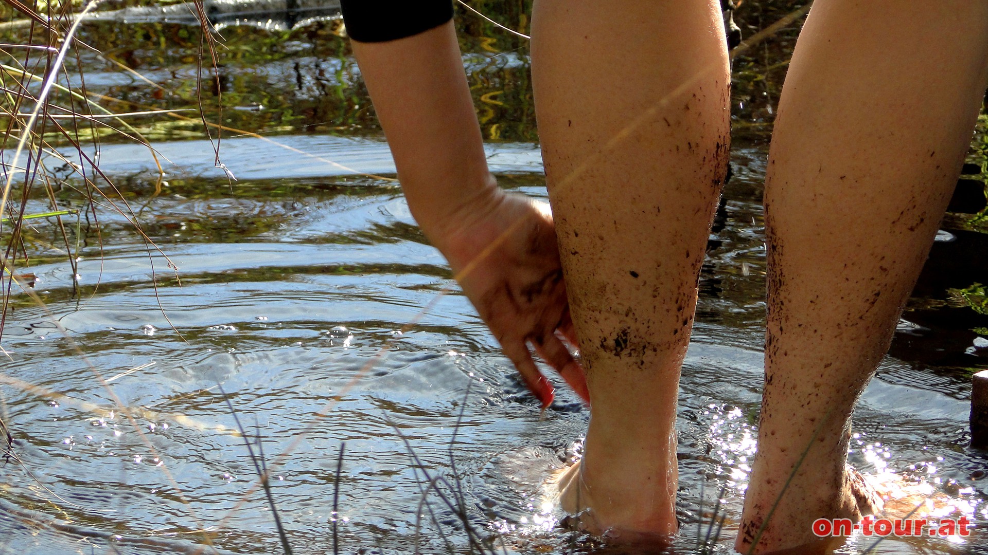 Zur Suberung dient das Moorwasser vom Wasserloch.