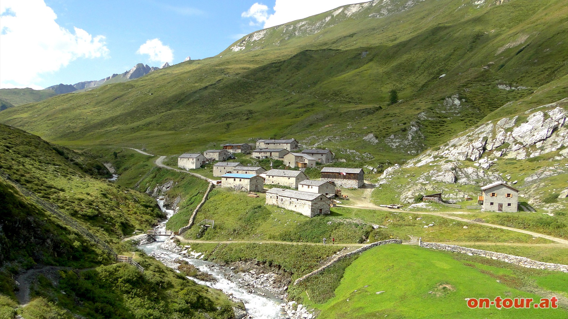 Einem Gebirgsdorf aus dem Himalaya gleich, wirkt die, unter Denkmalschutz gestellte, Jagdhausalm.