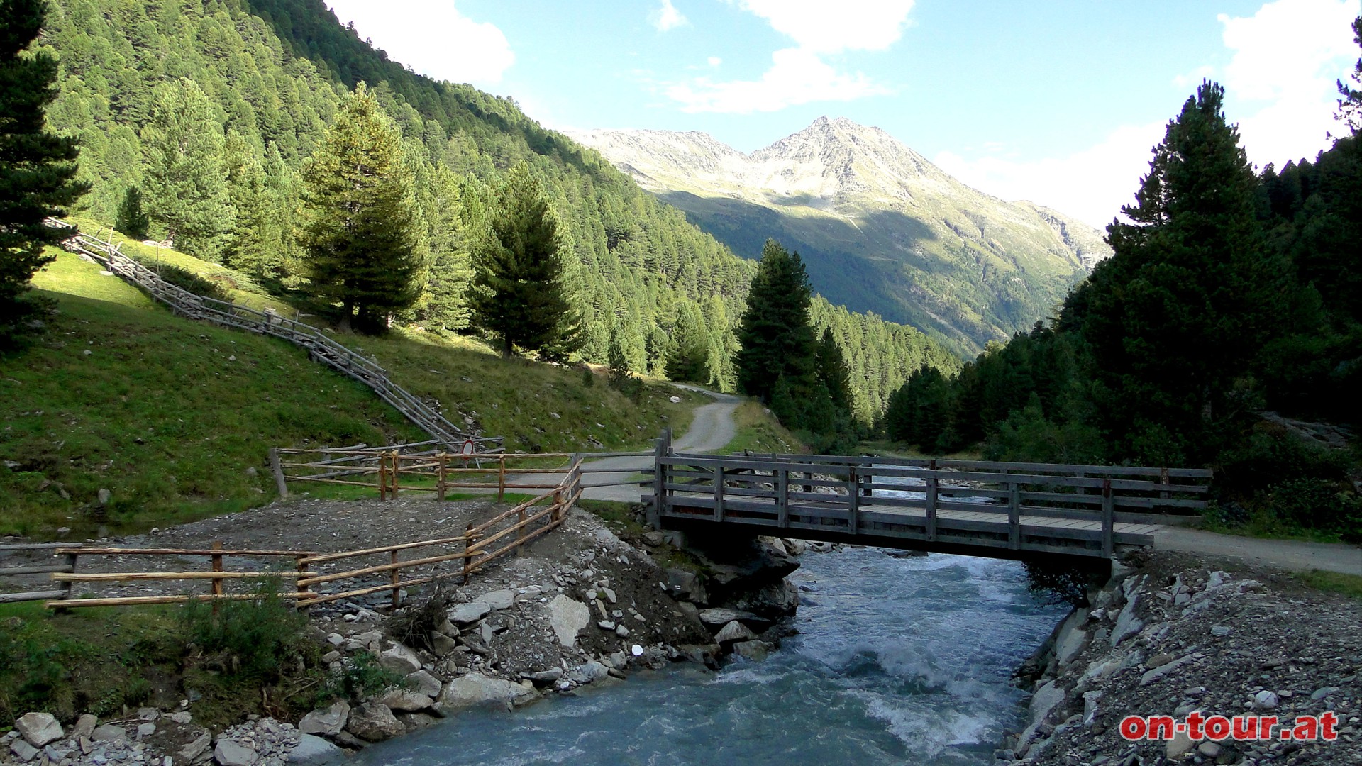 Nach der Seebachalm, vor der neuerlichen Querung ber die Schwarzach, kann man auf der rechten Flussseite alternativ den Wanderweg nehmen (mittel).