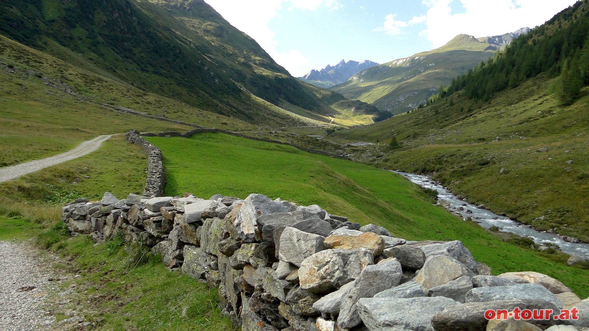 Weiter taleinwrts; gemchlich auf der Forststrae bergauf. Im Hintergrund zeigen sich bereits die Dreitausender Gabelspitze und Arventalspitze.