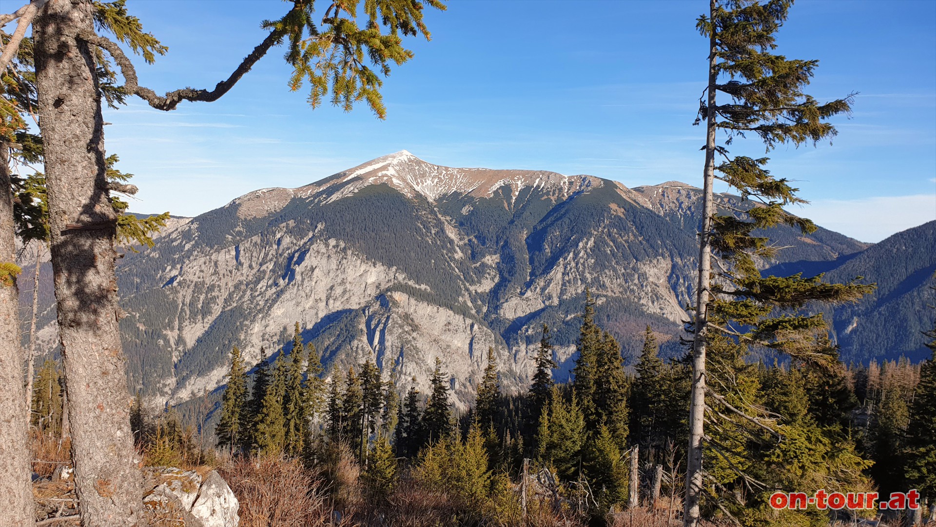 Im Norden der Schneeberg.