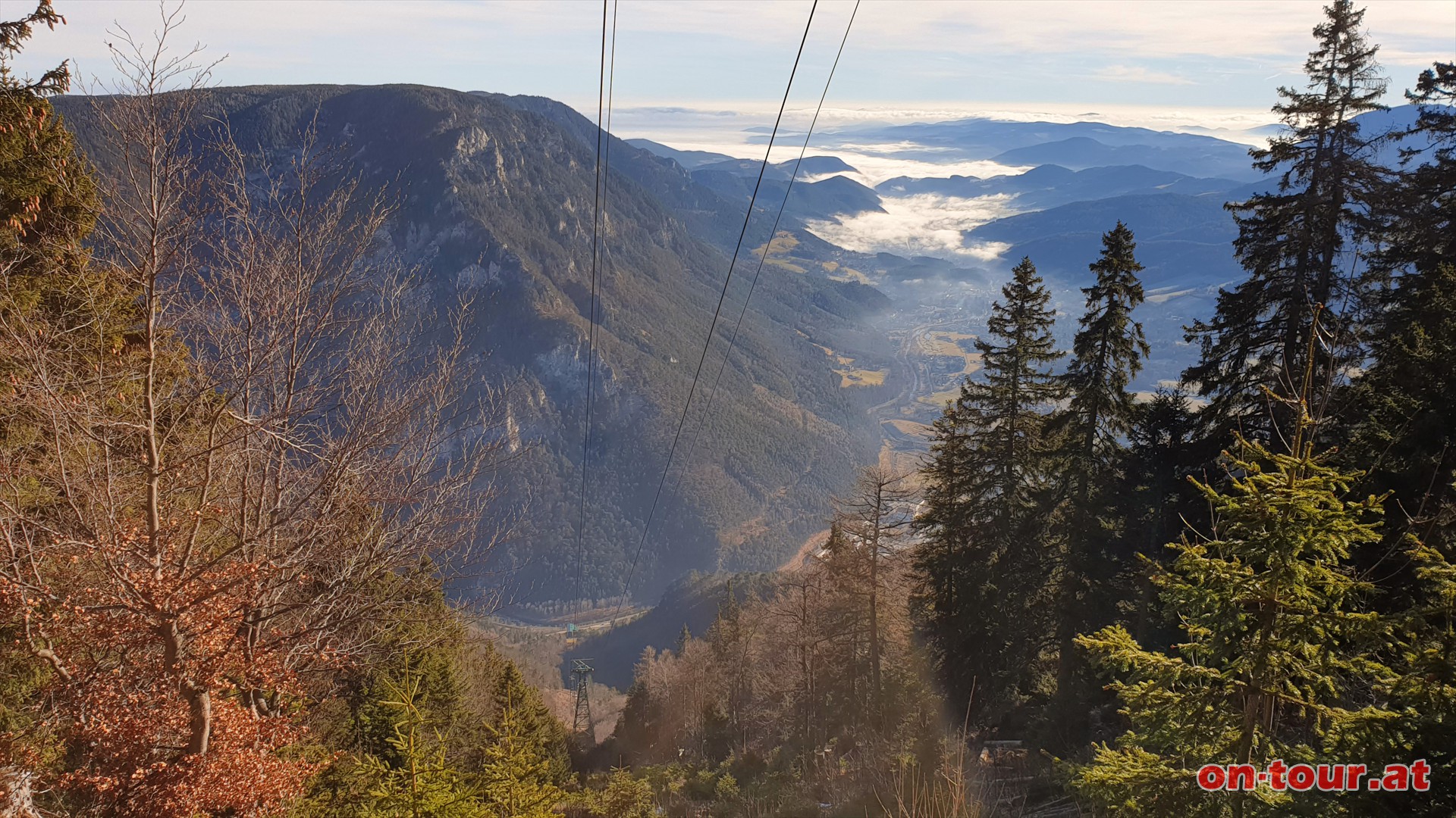 Unter der Raxseilbahn durch. Blick Richtung Reichenau und Payerbach.