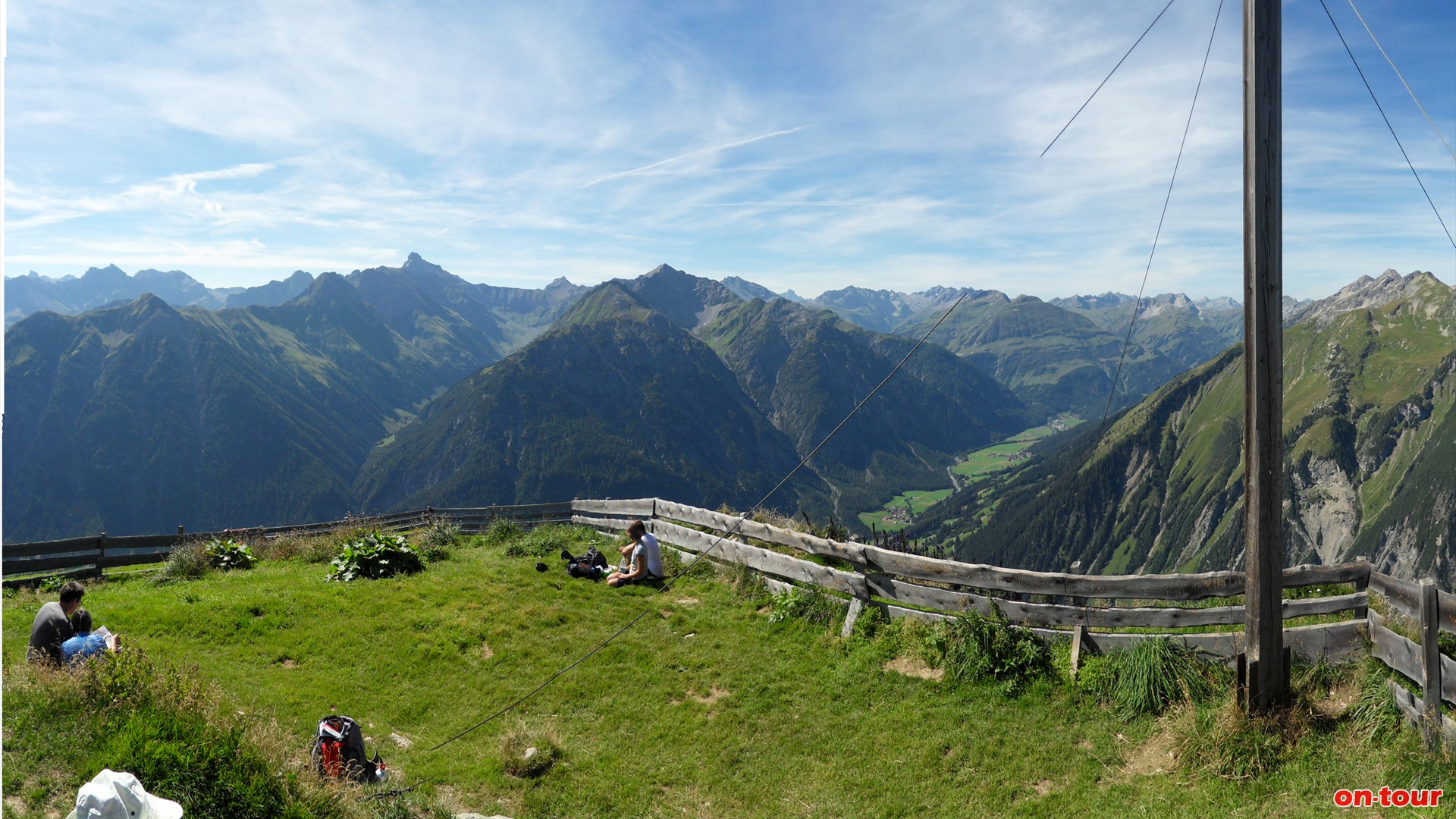 Im Südosten verläuft das Lechtal. Links davon die südwestlichen Lechtaler Alpen. Markant der spitze Felszahn der Holzgauer Wetterspitze.