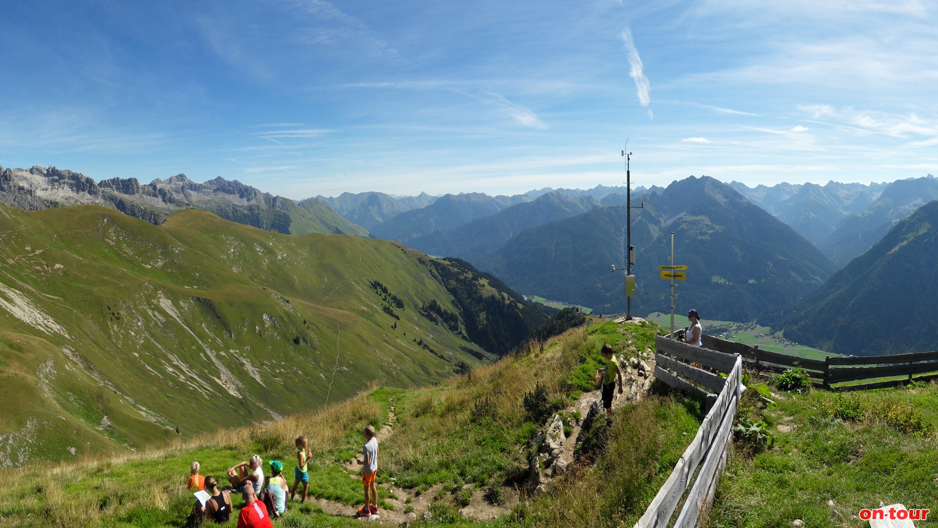 Das untere Lechtal im Osten. Links die Allgäuer und rechts die Lechtaler Alpen.