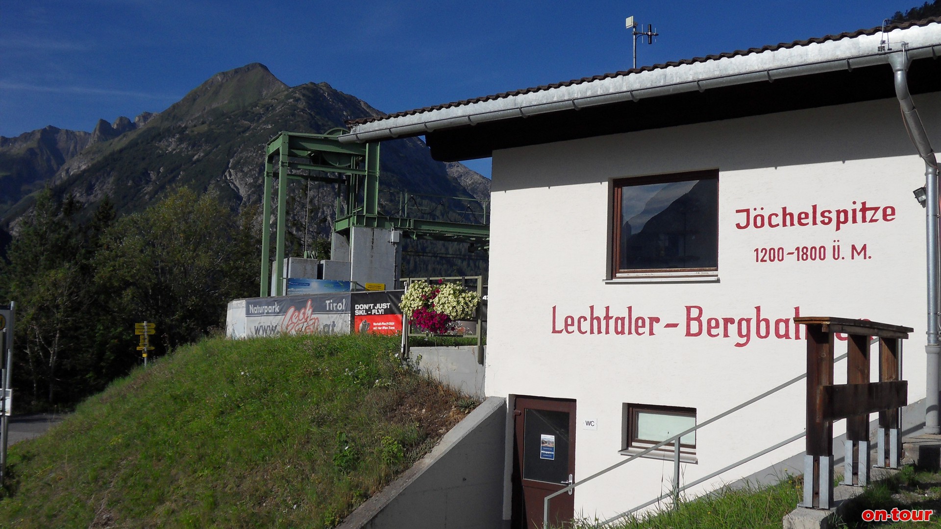 Mit der Jöchelspitzbahn schwebt man bequem auf fast 1.800 m Seehöhe. Zufahrt über Bach im Lechtal.
