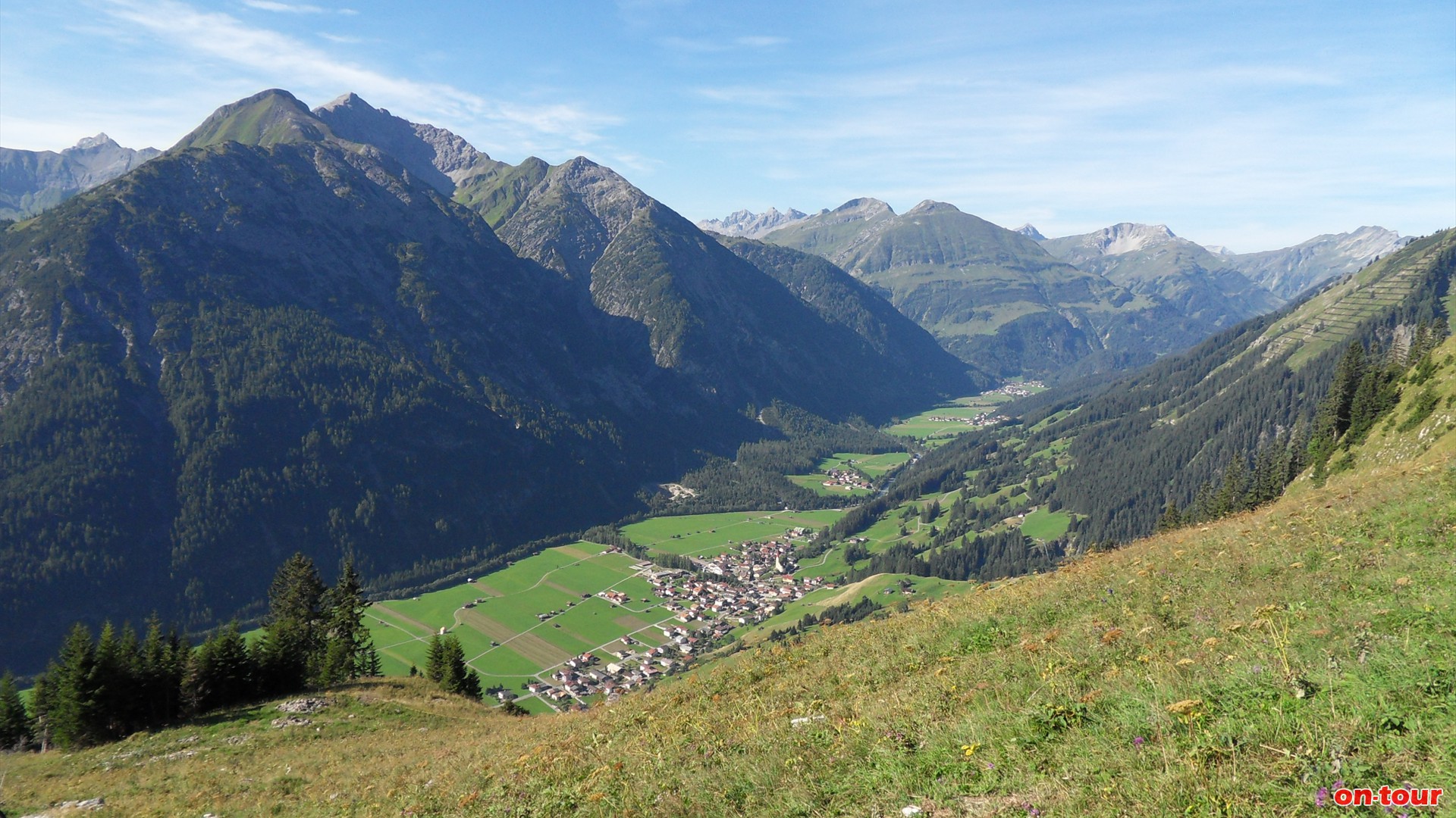 Tiefblick nach Holzgau im südwestlichen Lechtal.