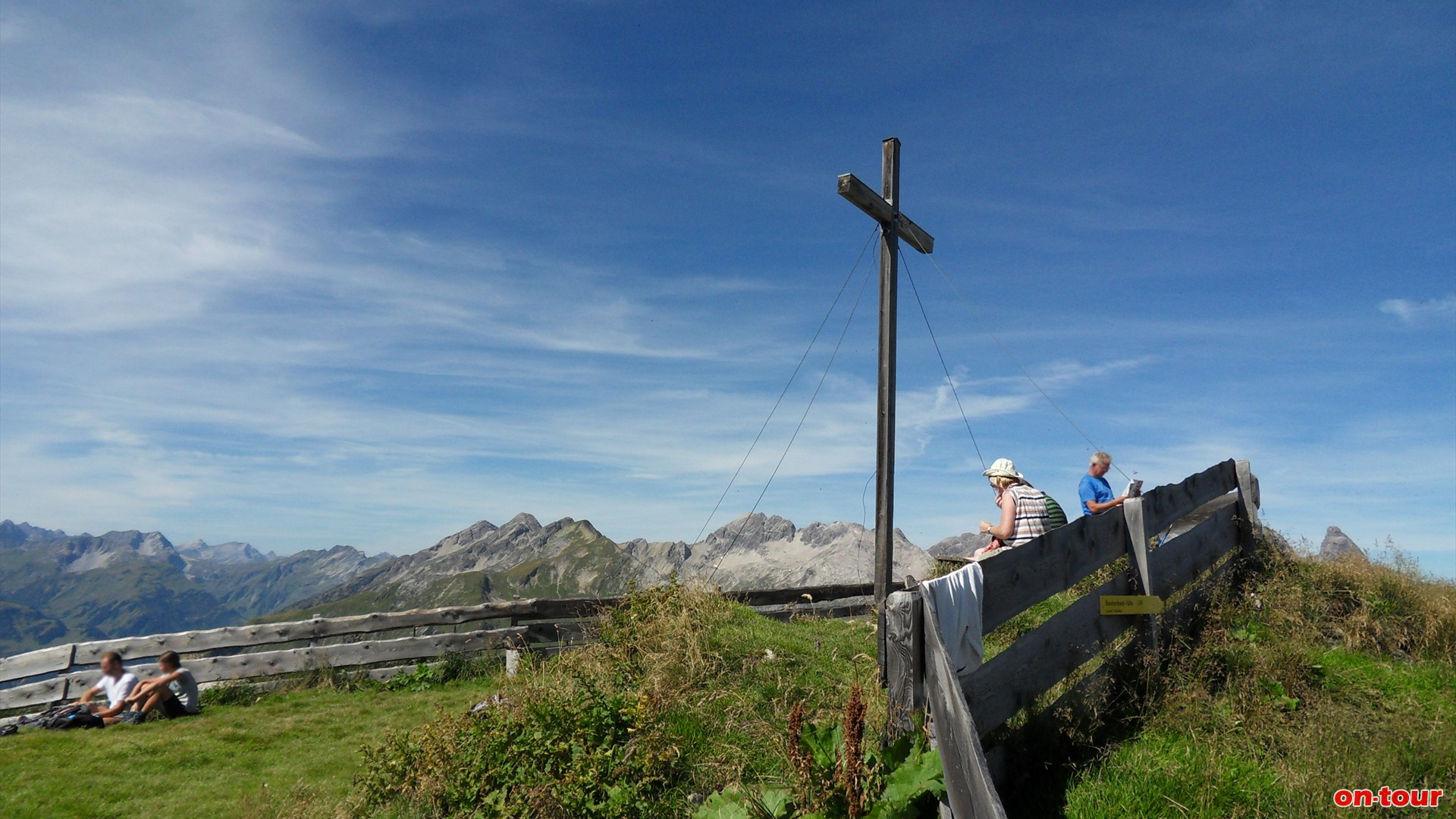 Nach 1 ½ Std. bietet sich auf der 2.226 m hohen Jöchelspitze ein sagenhaftes Panorama.