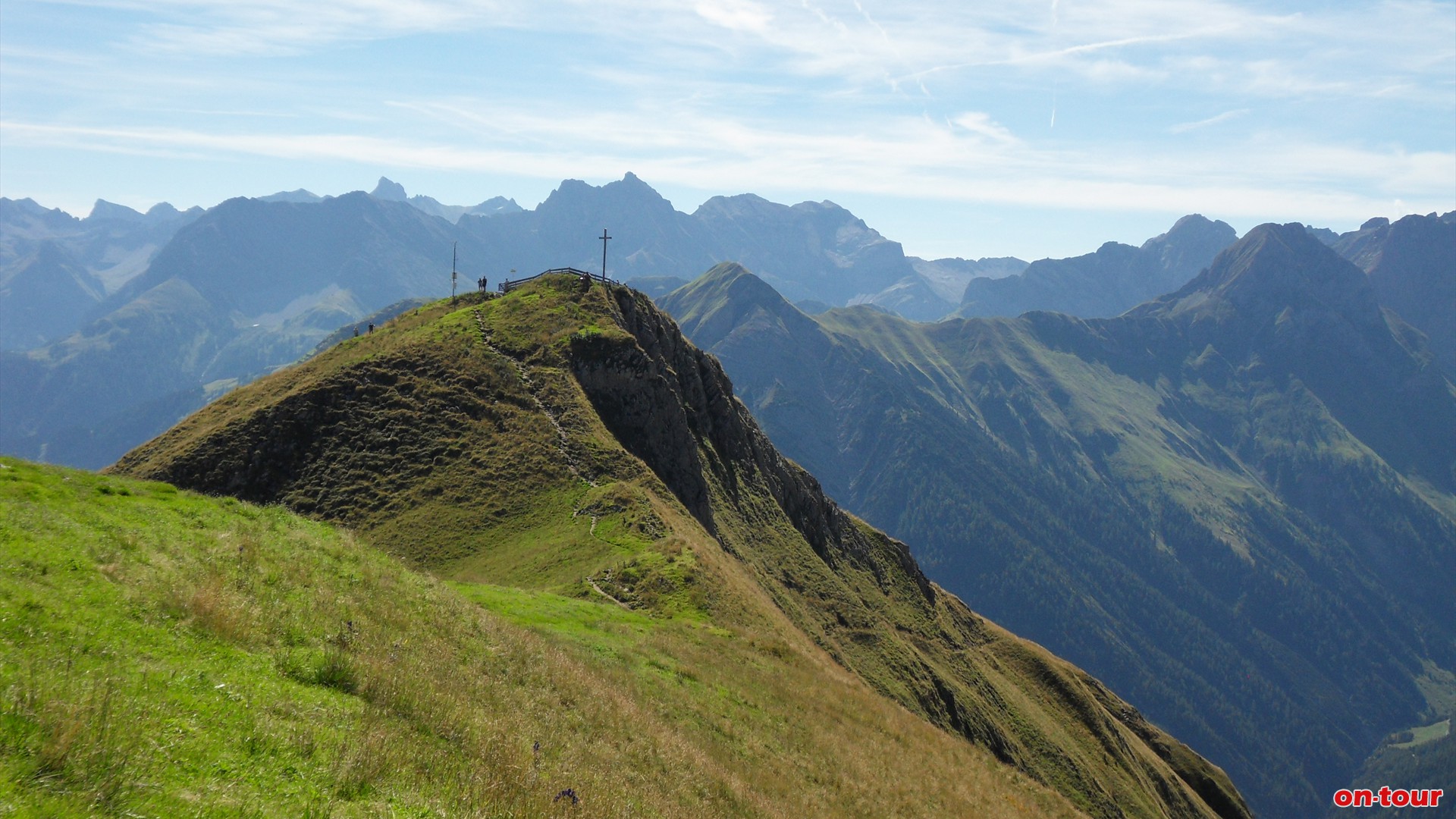 In einer Stunde ist man wieder bei der Bergstation. Wir empfehlen hier noch den Panoramaweg-Bernhardseck anzuknpfen. Richtung Norden hinunter zum Rothornjoch und .