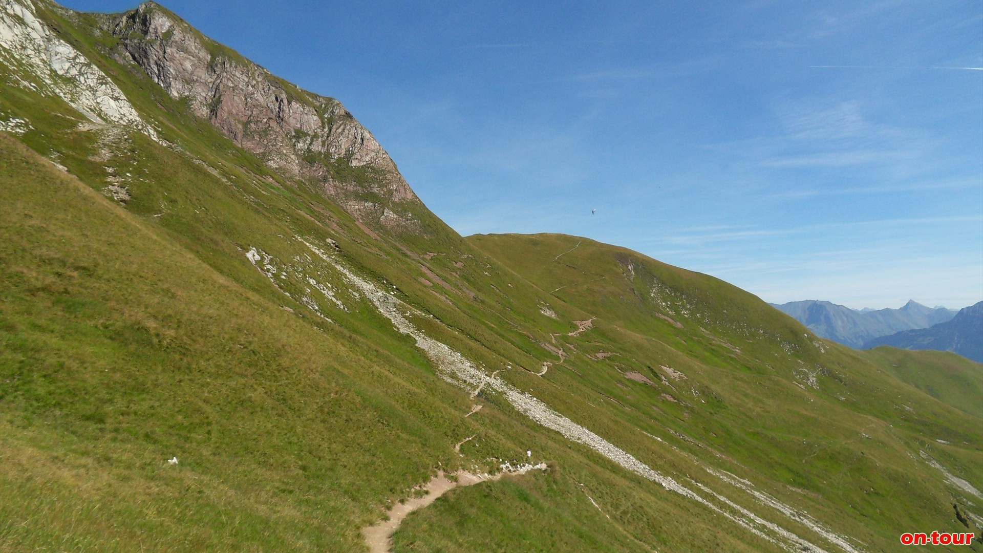  am Panoramaweg-Bernhardseck, am Fue des Rothorns, entlang.