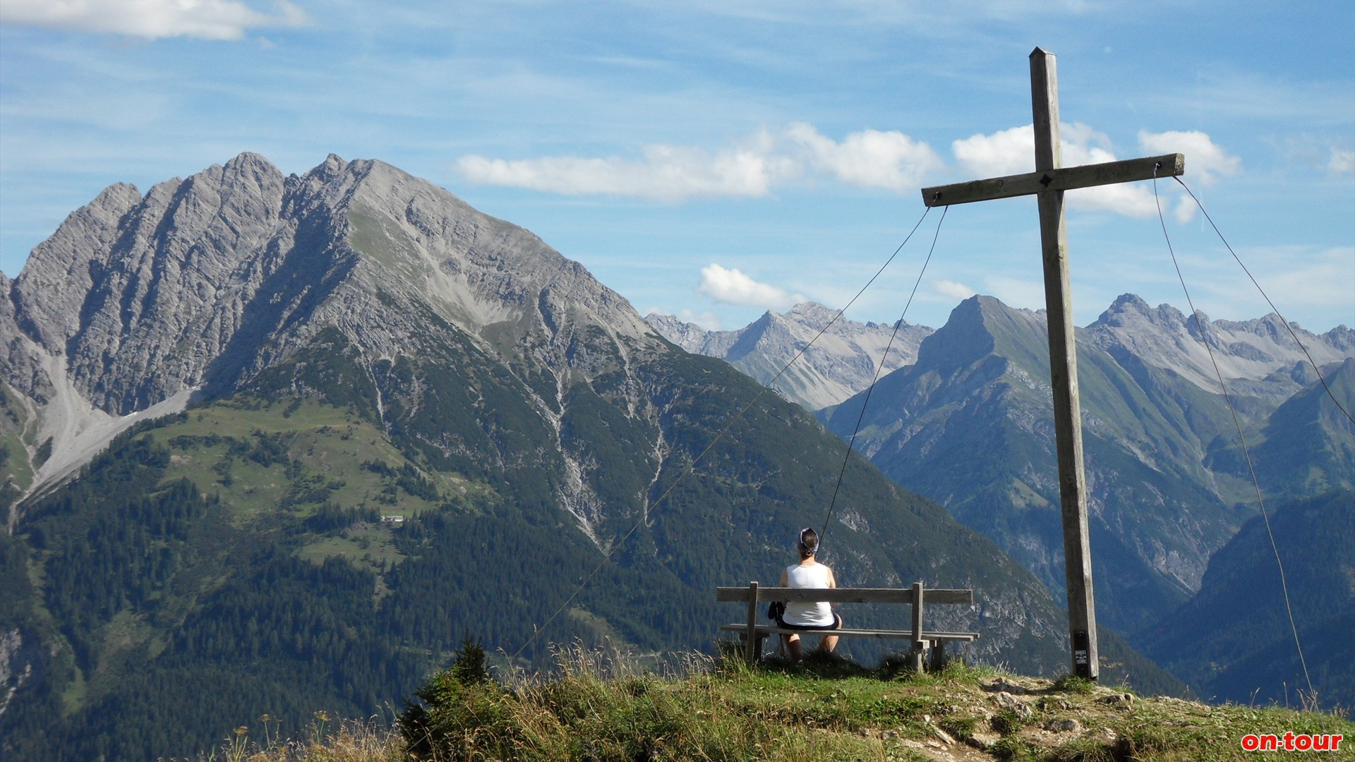 Wir bleiben am roten Weg und genieen am Lachenkopf den Blick zu den Ruitelspitzen und ..