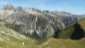 Unzählige Kalkspitzen der Allgäuer Alpen. Rote Flächen auf den Grasmatten weisen auf …