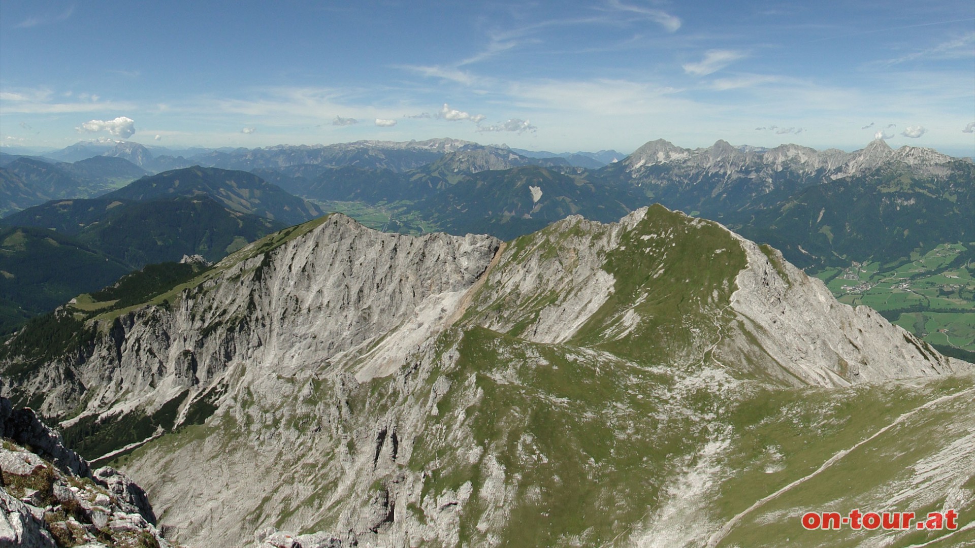 NW-Panorama: Riffel und Kreuzkogel; dahinter die Haller Mauern und die Warscheneckgruppe.