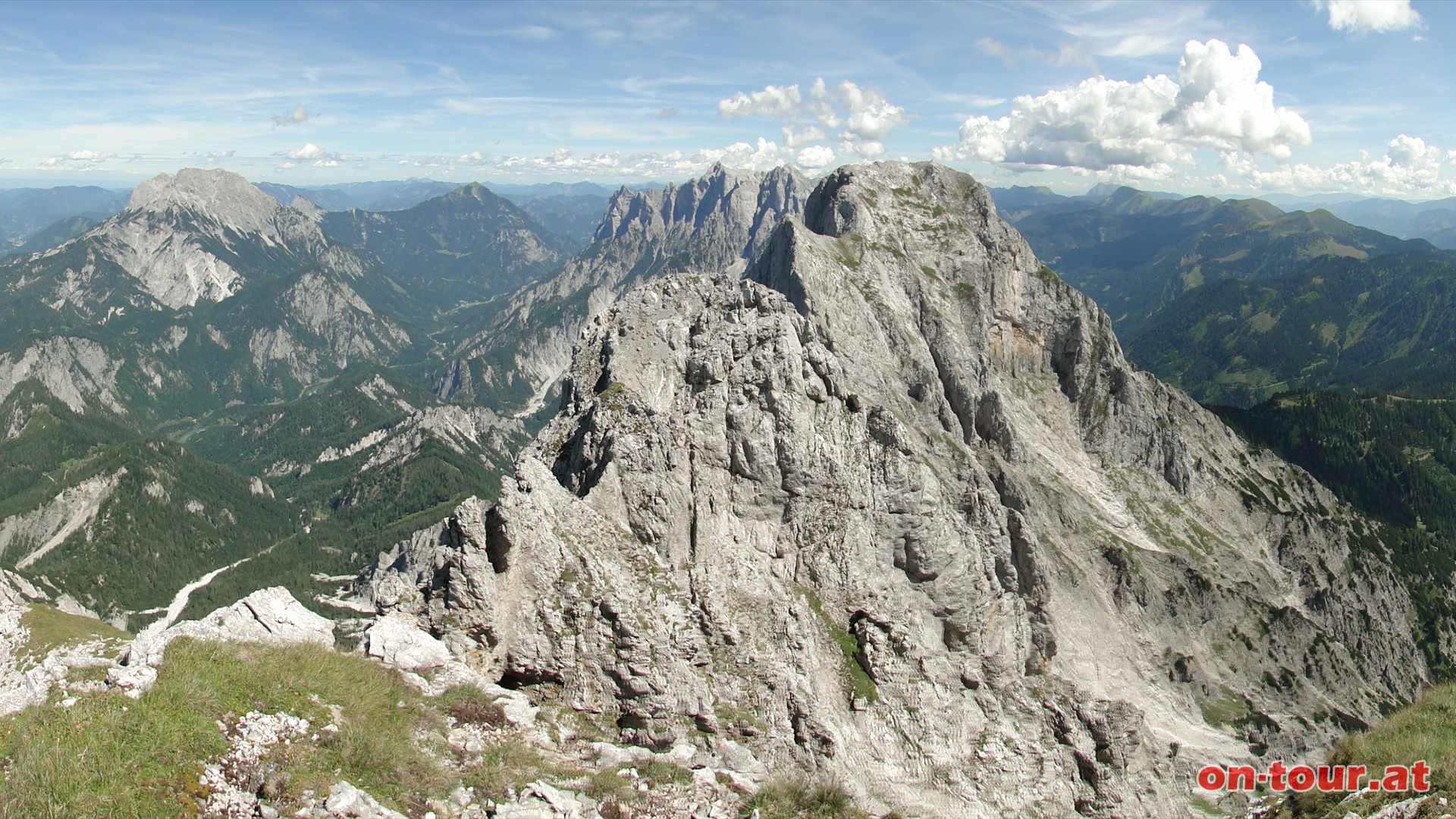 O-Panorama: Admonter Reichenstein; dahinter die Hochtorgruppe.