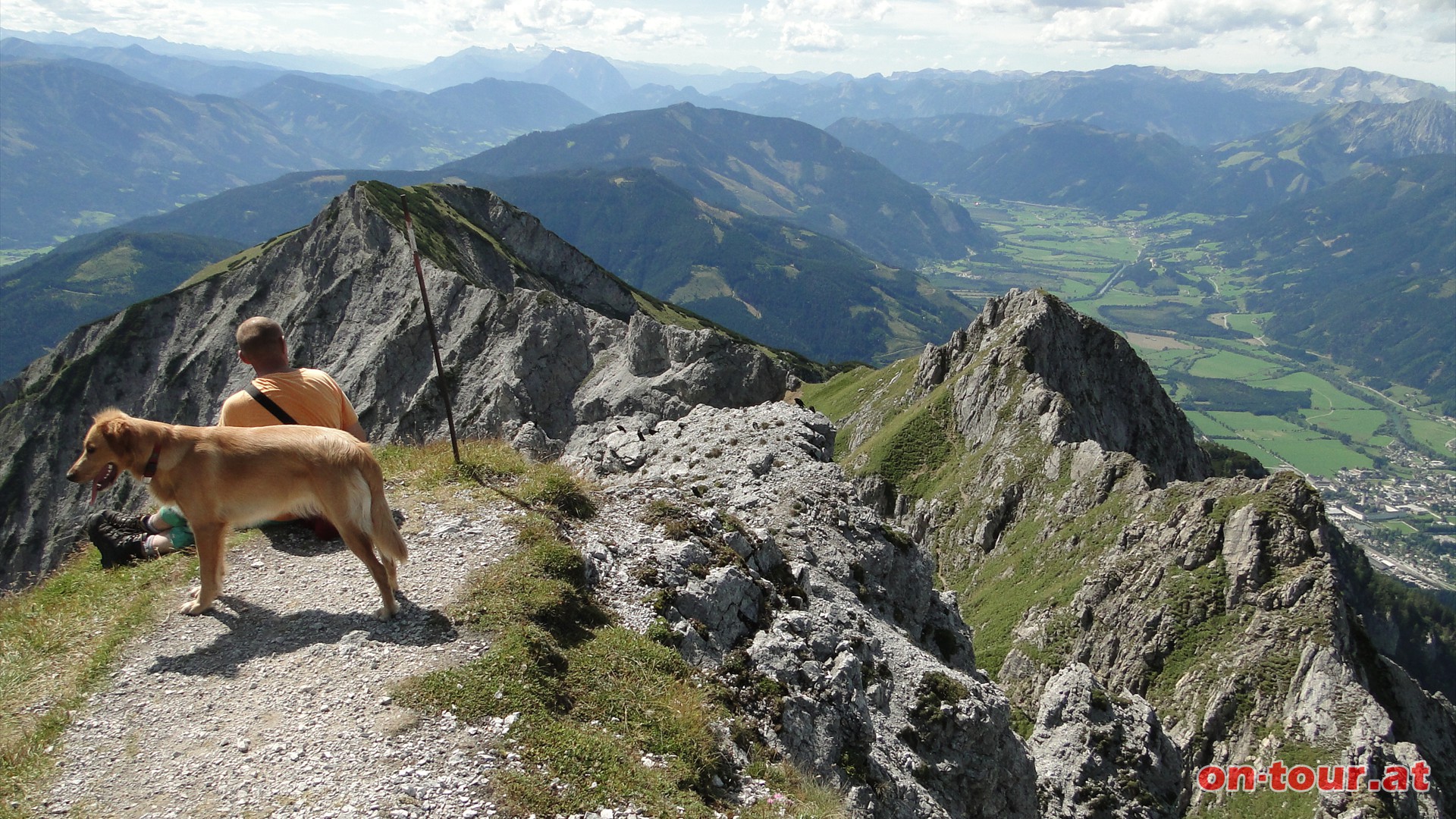 Riffel: 2.106 m. W-Panorama: Kreuzkogel (links) und rechts unten ...