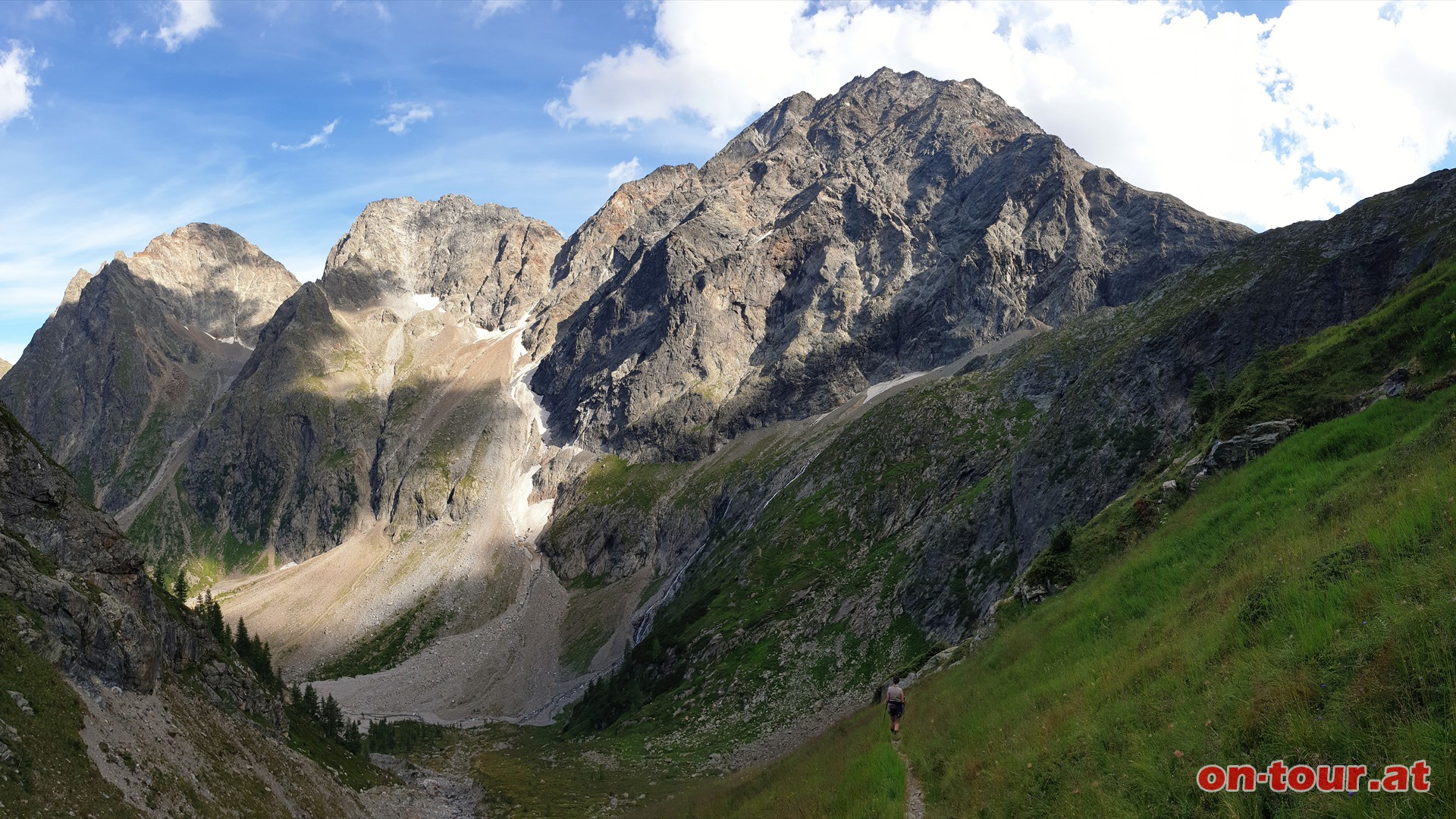 Abstieg zum Parkplatz. Friedrichskopf, Georgskopf und das Petzeck (li. nach re.).