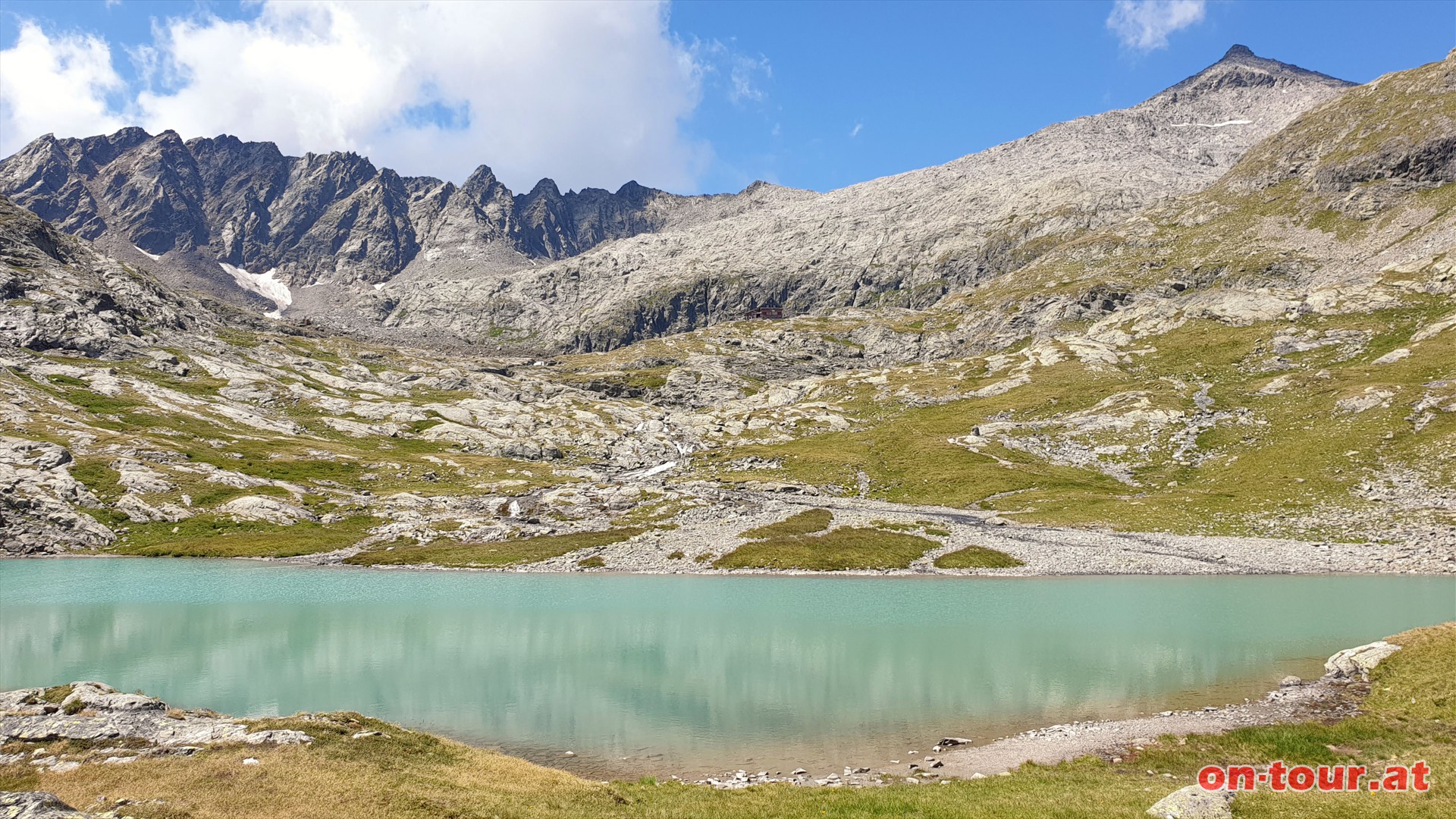 Mittersee mit Noberger-Htte im Mittelgrund. Rechts im Hintergrund der Keeskopf.