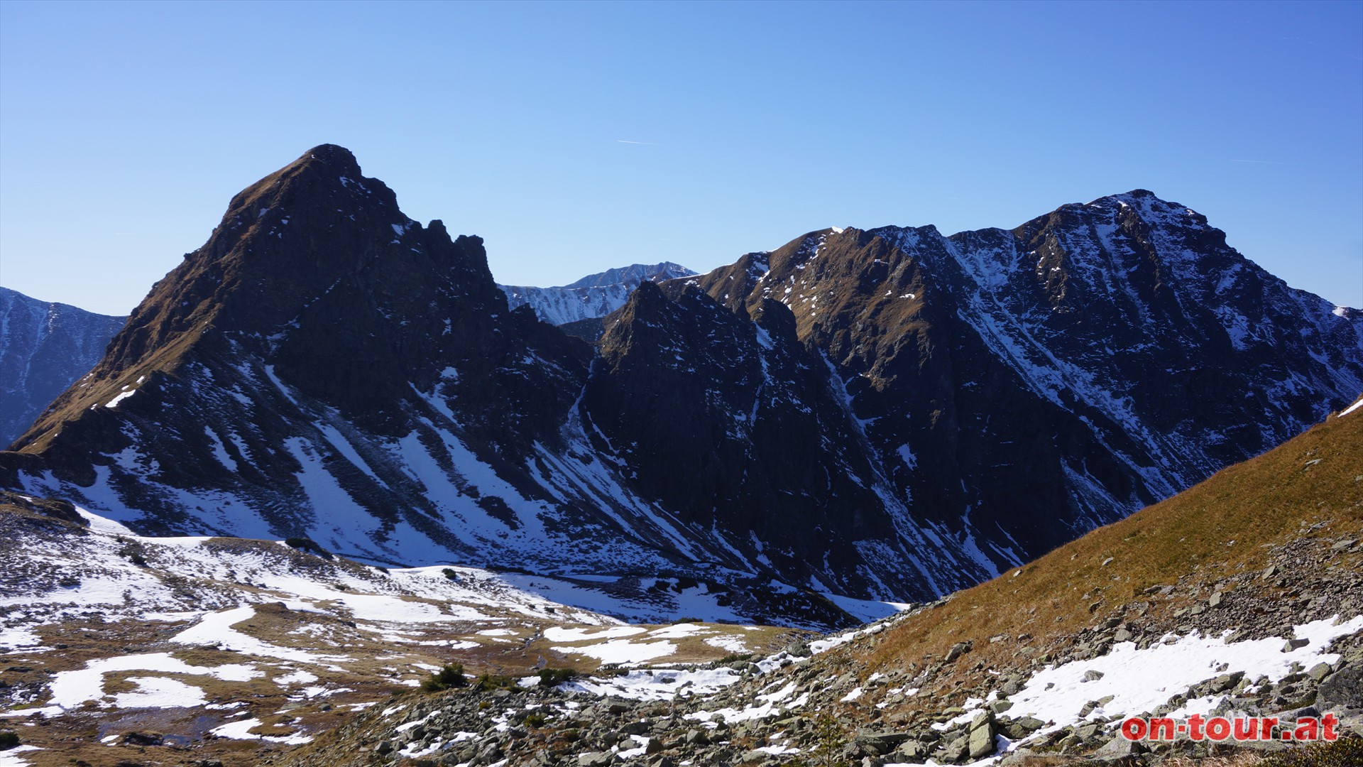 Der Hahnenkamm und Kettentalkogel (rechts) im Westen.