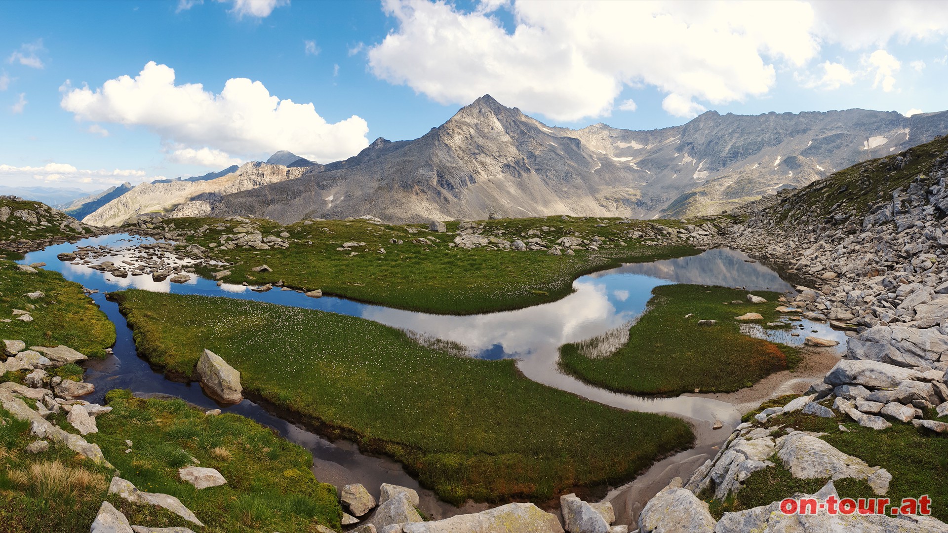 Einer der vier Bergseen im Kessel. Im Hintergrund der Ochsenkopf.