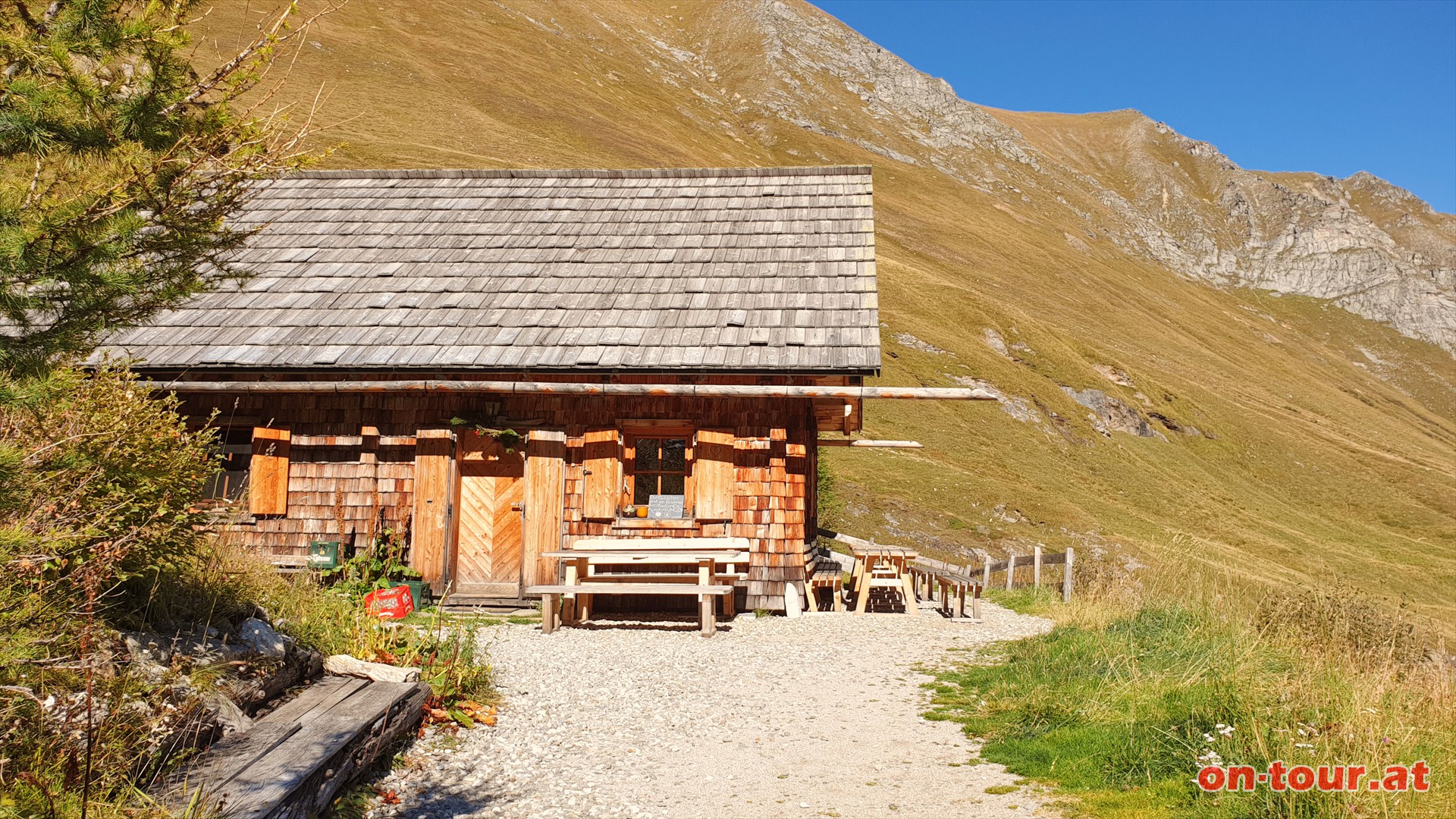 Lanisch-Ochsenhütte; im Sommer gibt es hier Getränke und Brote.
