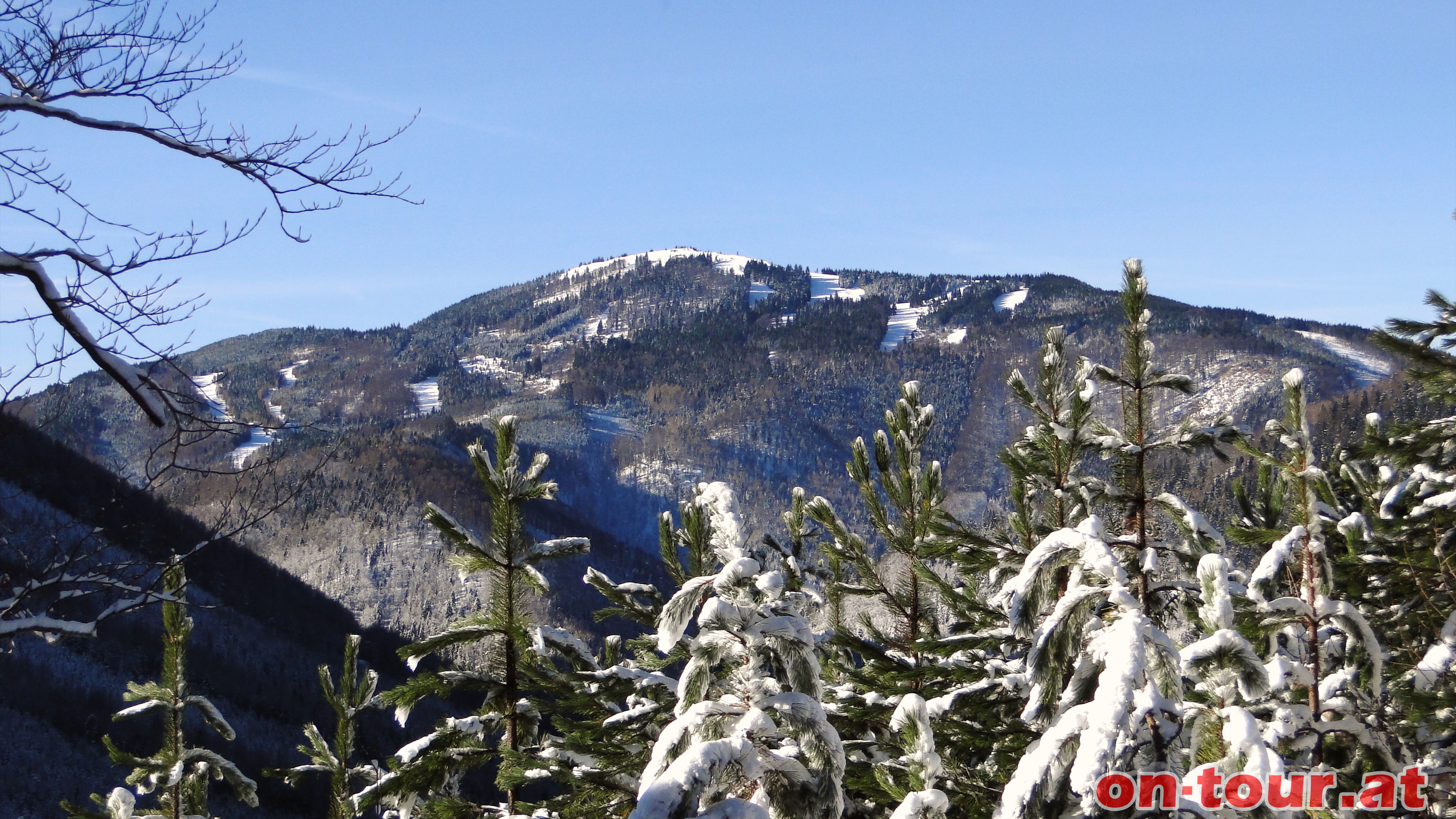 Im Sdwesten glnzt der Unterberg mit seinem freien Gipfelbereich und den Naturschneepisten.