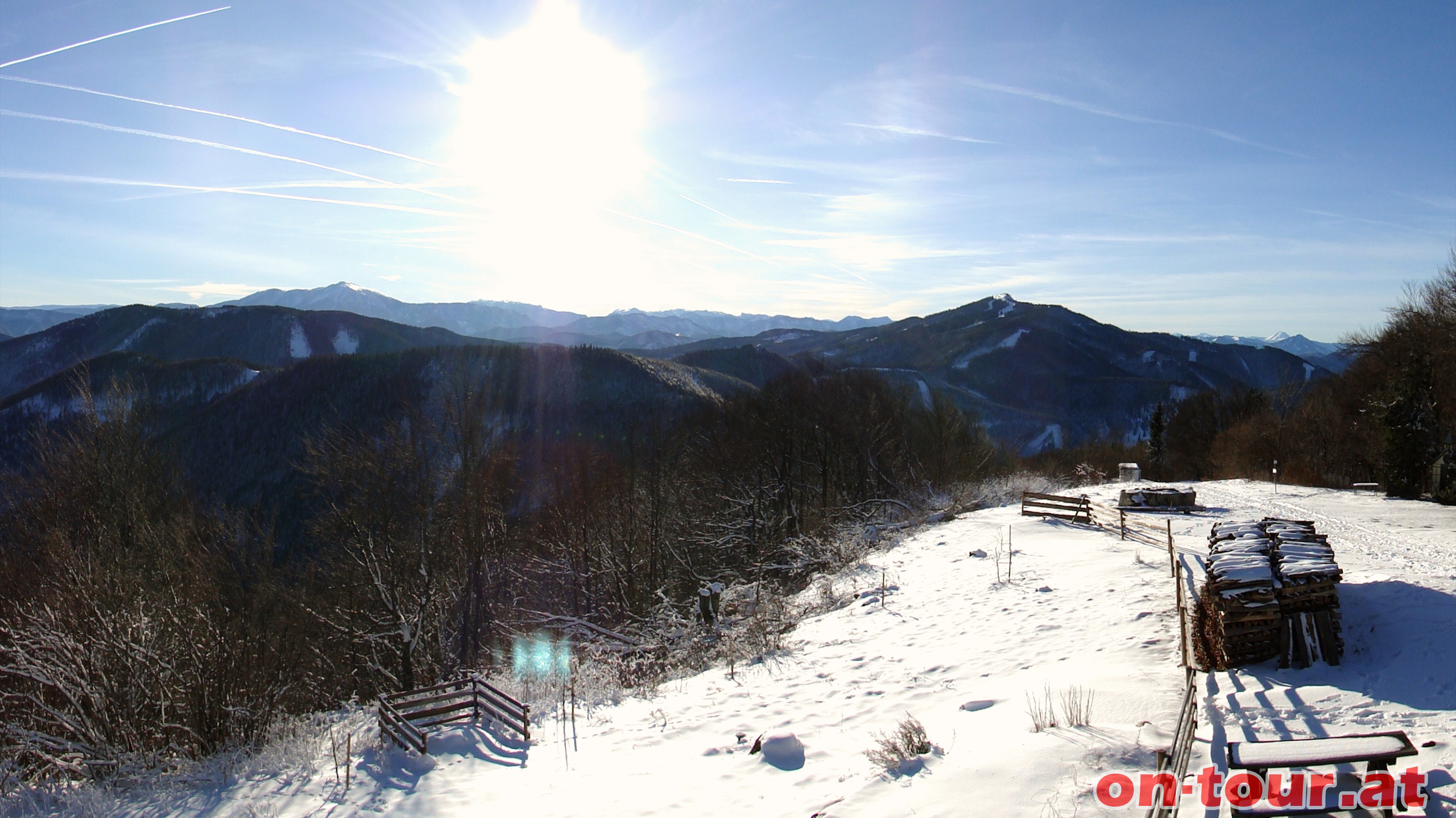 Im SW der Enziansteig; im Hintergrund Schneeberg, Rax, Schneealpe, Unterberg und tscher (von li. n. re.).