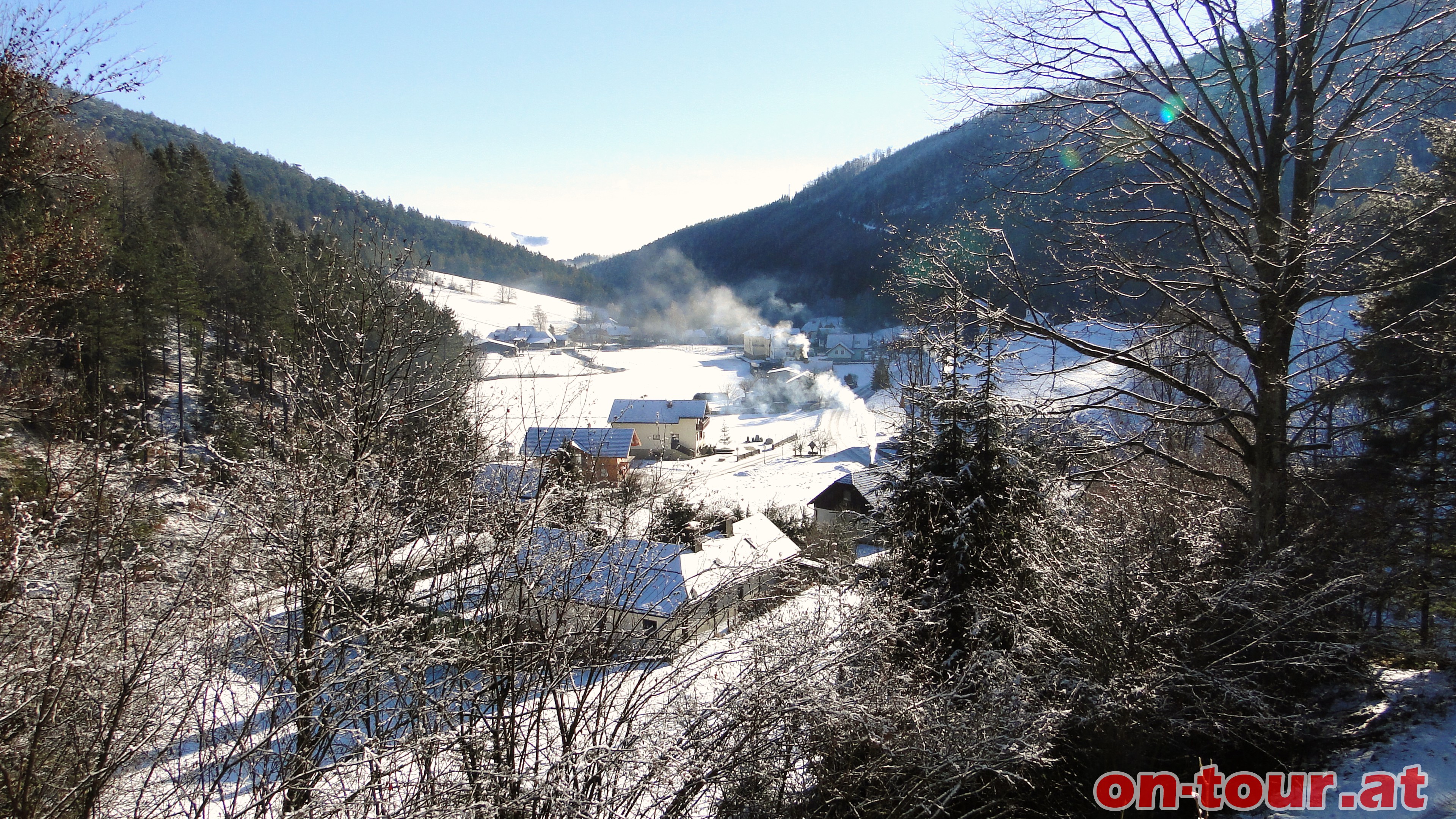 Wir folgen der blauen Markierung. Beim ersten Bankerl noch ein schner Rckblick nach Thal. 