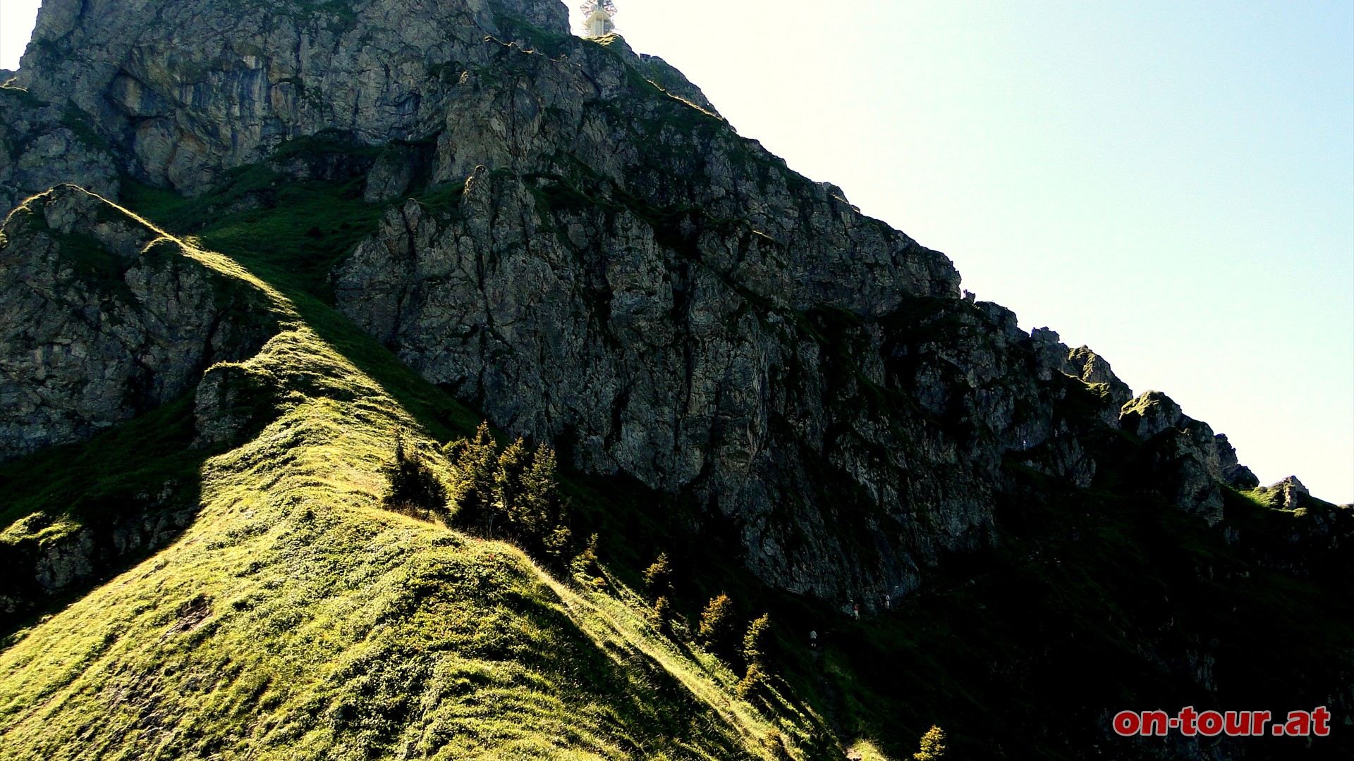 Am Wandfu beginnt der Steig. Entlang der Nord-West-Flanke fhrt der Weg nach oben.