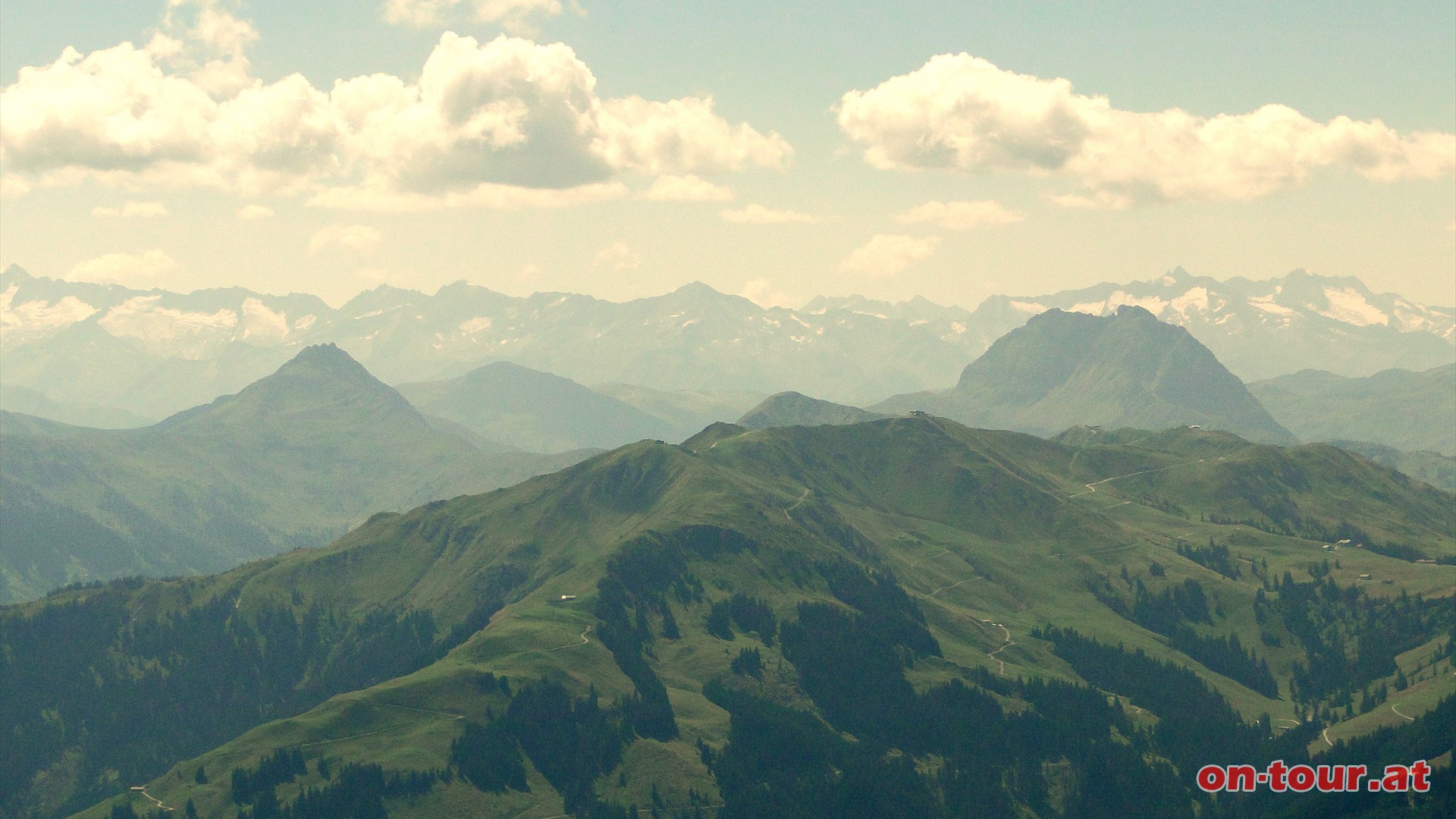 Der Kleine- (links) und Groe Rettenstein (rechts) in den Kitzbheler Alpen im Sdwesten.