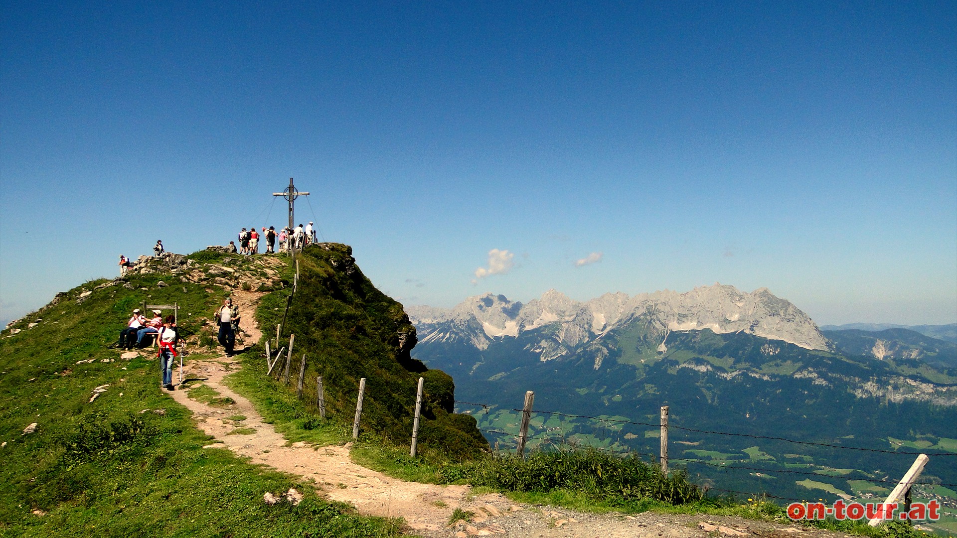 Ein Zwischengipfel-Kreuz mit Aussicht.